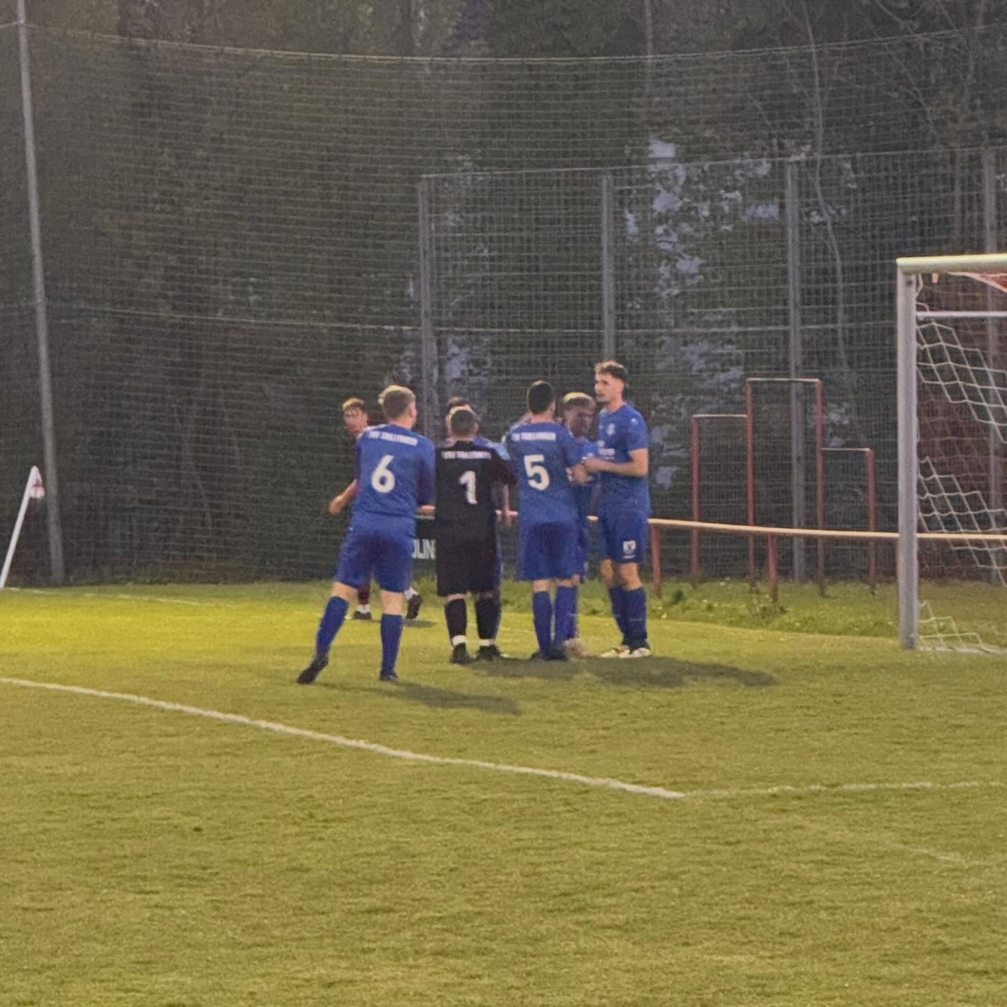 Hart erkämpfte 3 Punkte 🤝😮💨
Das Auswärtsspiel in Laufen gestaltete sich erwartet sehr schwierig. Wir kamen sehr gut rein und konnten bis zur 25. Minuten bereits 3:0 führen. Anschließend schalteten wir in Verteidigungsmodus. Den Gästen gelang vor der Halbzeit noch das 3:1, wir konnten in der zweiten Halbzeit aber mit viel Leidenschaft den Vorsprung über die Zeit bringen.
Ganz wichtig für die Tabelle! Sonntag ist dann die SGM Gruol/Erlaheim zu Gast auf dem Wollensack.