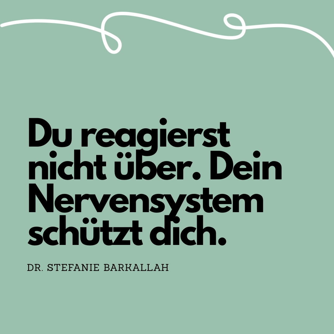 Viele denken:
„Ich übertreibe.“
„Ich bin zu empfindlich.“
„Ich müsste entspannter sein.“
Aber oft stimmt das nicht.
Was du erlebst, ist keine Überreaktion.
👉 Es ist eine Schutzreaktion.
Dein Nervensystem bewertet Situationen
nicht logisch, sondern erfahrungsbasiert.
Wenn etwas sich ähnlich anfühlt wie früher:
Druck
Kritik
Ablehnung
Unklarheit
dann reagiert dein Körper sofort.
Nicht, weil es jetzt gefährlich ist.
Sondern weil es sich so anfühlt.
Und dann kommen:
Rückzug
Anspannung
Überforderung
Reizbarkeit
Das ist kein Fehler im System.
👉 Das System funktioniert genau so, wie es soll.
Die Frage ist nur:
Sind die alten Muster noch hilfreich?
Und genau da setzt Veränderung an.
Nicht durch „zusammenreißen“.
Sondern durch Verstehen und Regulation.
Alles Liebe
Steffi 🧡
#nervensystem #emotionen #resilienz #selbstregulation #psychologie