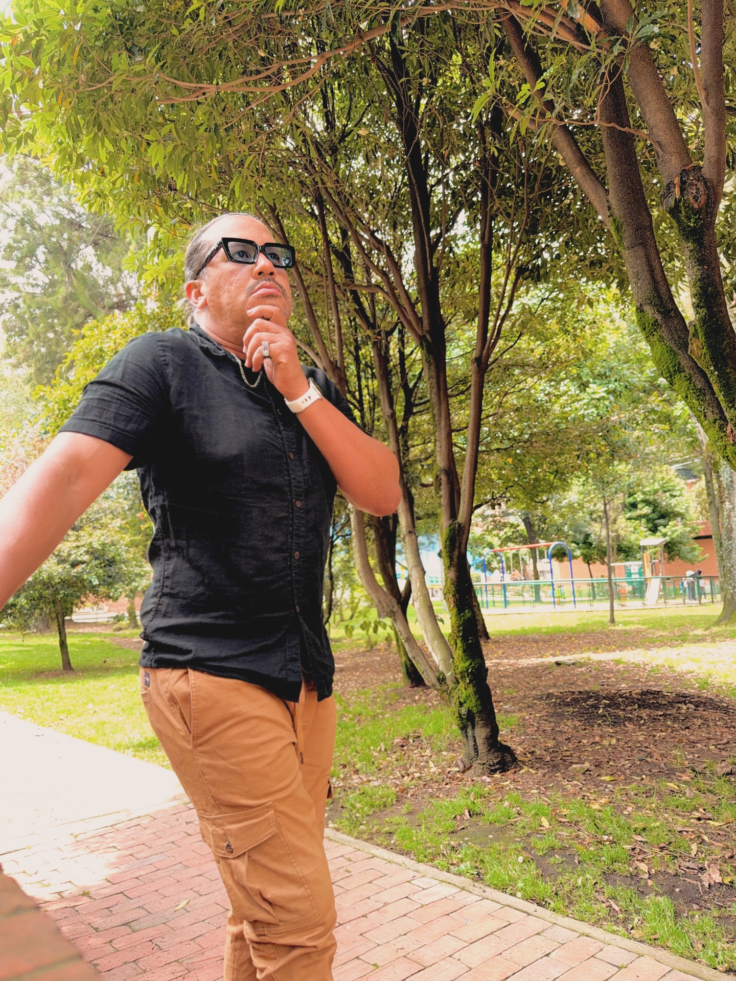 Some days at Bogota… 🥶
#CasualClothing #Footpath #FullLength #Outdoors #LeisureActivity Plant Standing Sunlight Tree People Bogota barnabyisherr