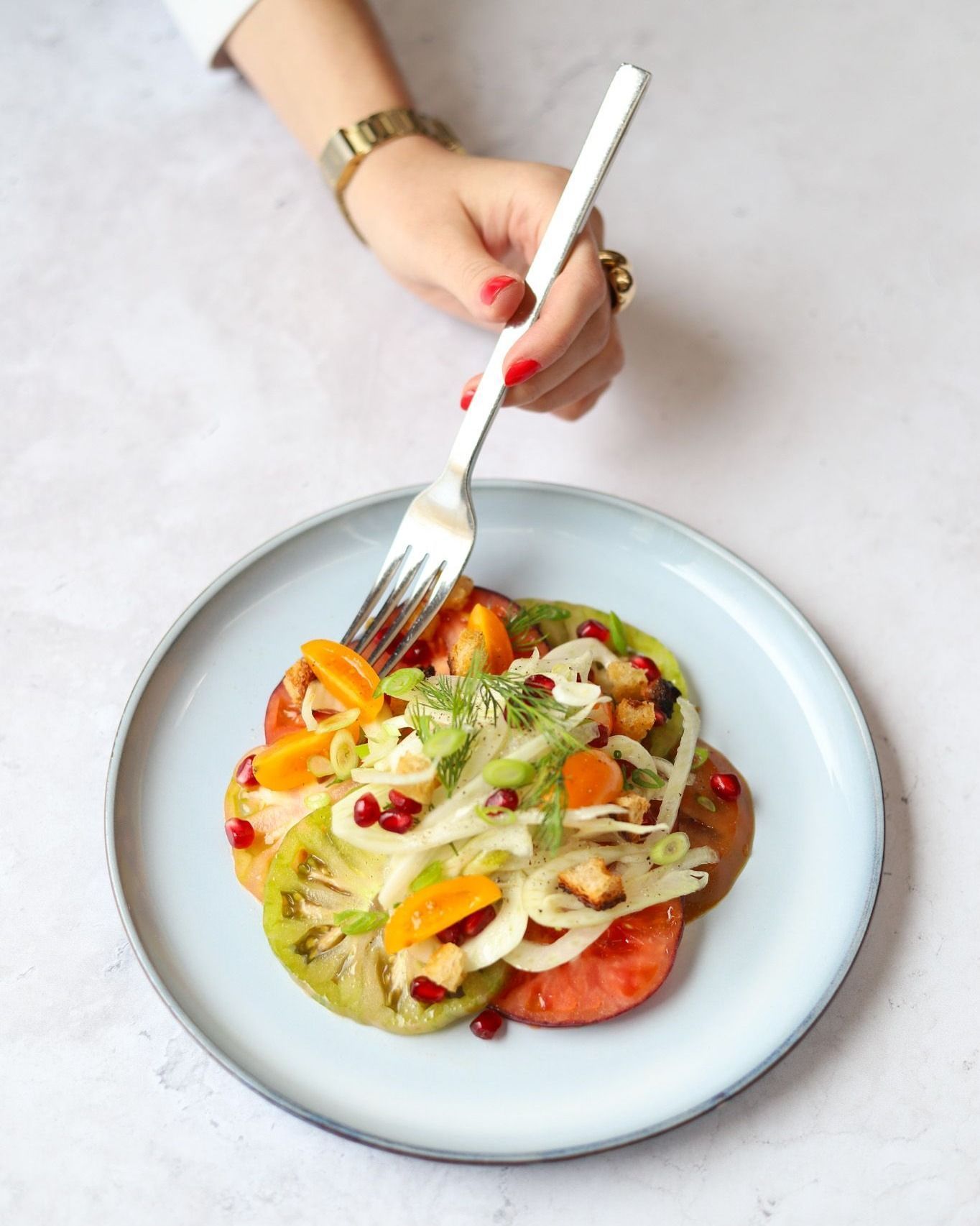 🍅 Fraîcheur et couleurs dans l’assiette…
Salade de tomates colorées, fenouil croquant, aneth parfumé et vinaigrette tomatée 🌿✨