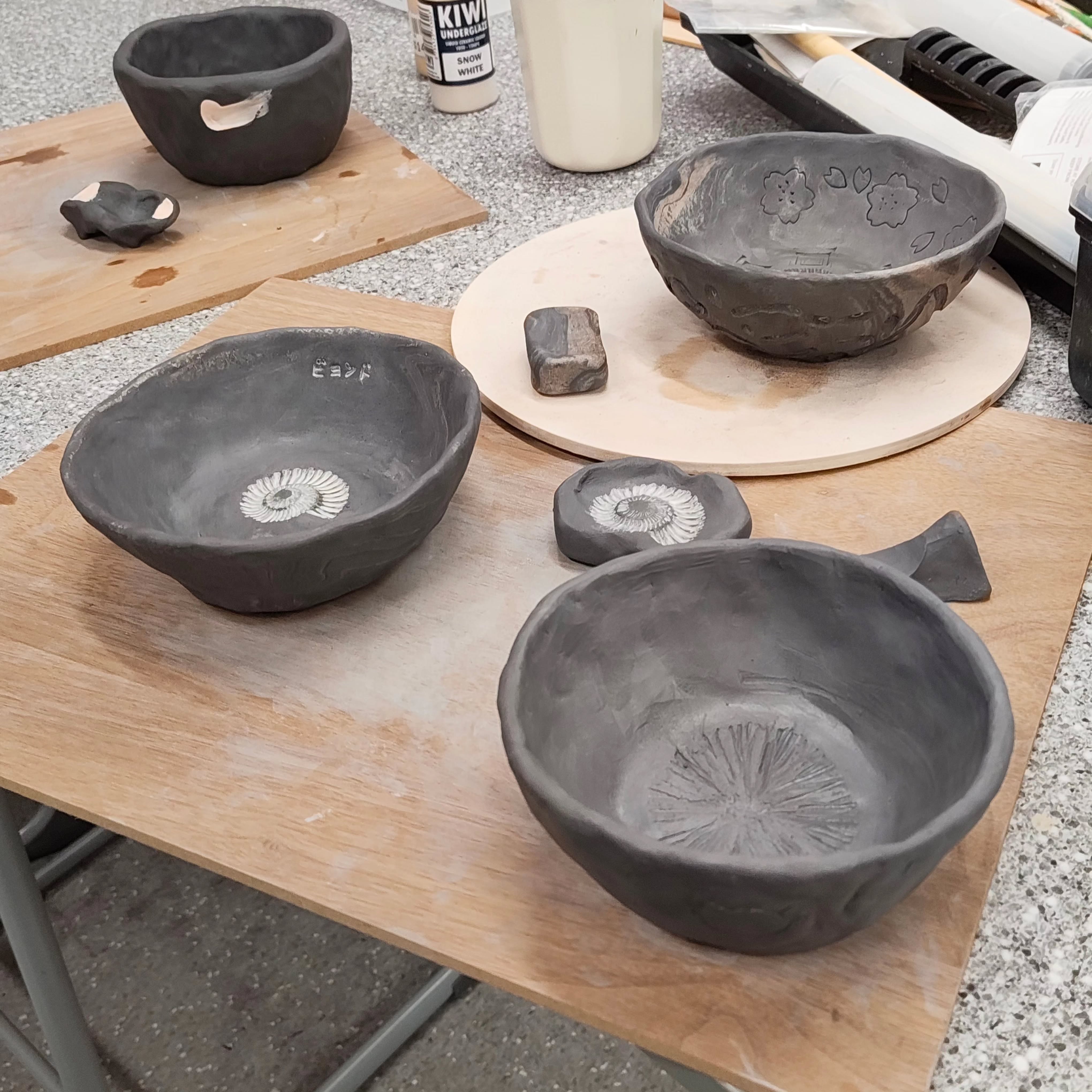We had a small chill clay class yesterday, and it was a pleasant, and enjoyable time! Everyone made amazing pinch pot bowls and utilised the wonderful ammonite fossil into their pieces. I didn't quite get everyone's finished painted pieces but more photos of it once they're out and ready to be used from the kiln!
We decided to spice it up a bit by mixing black and white clays and we're excited to see how they will come out!
For the next clay class, we'll mix it up and use white clay instead.
#jetprogramme #jetaaauckland #pottery #jetaa