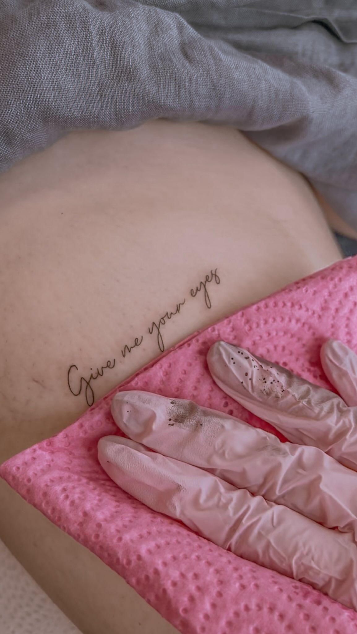 Adoro fazer tatuagens inspiradas em músicas! Vamos tatuar a tua música preferida? 🎶💕
