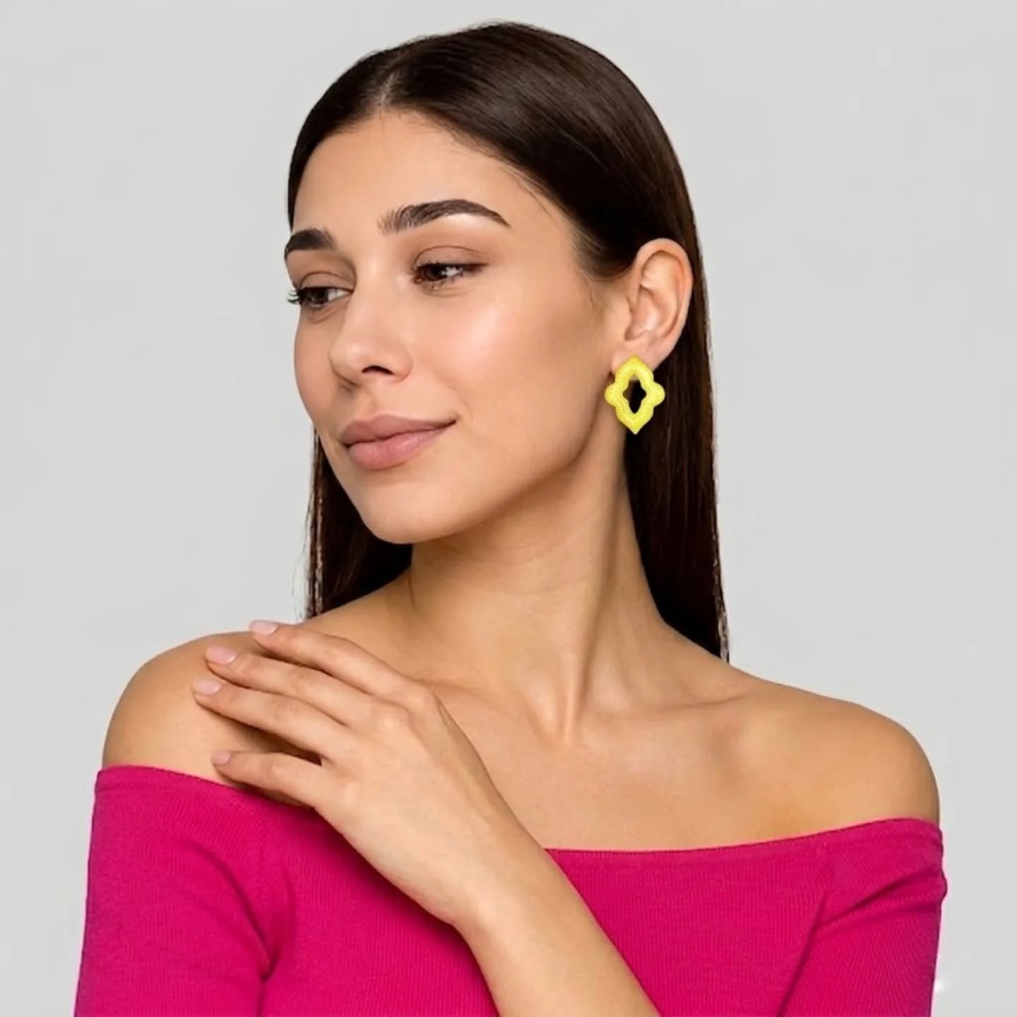 ☀️ Amara fülbevaló napsárga színben 🍋
https://www.moonojewelry.com/org-2/amara
Próbáld fel személyesen a @prizmadesignerstore -ban.