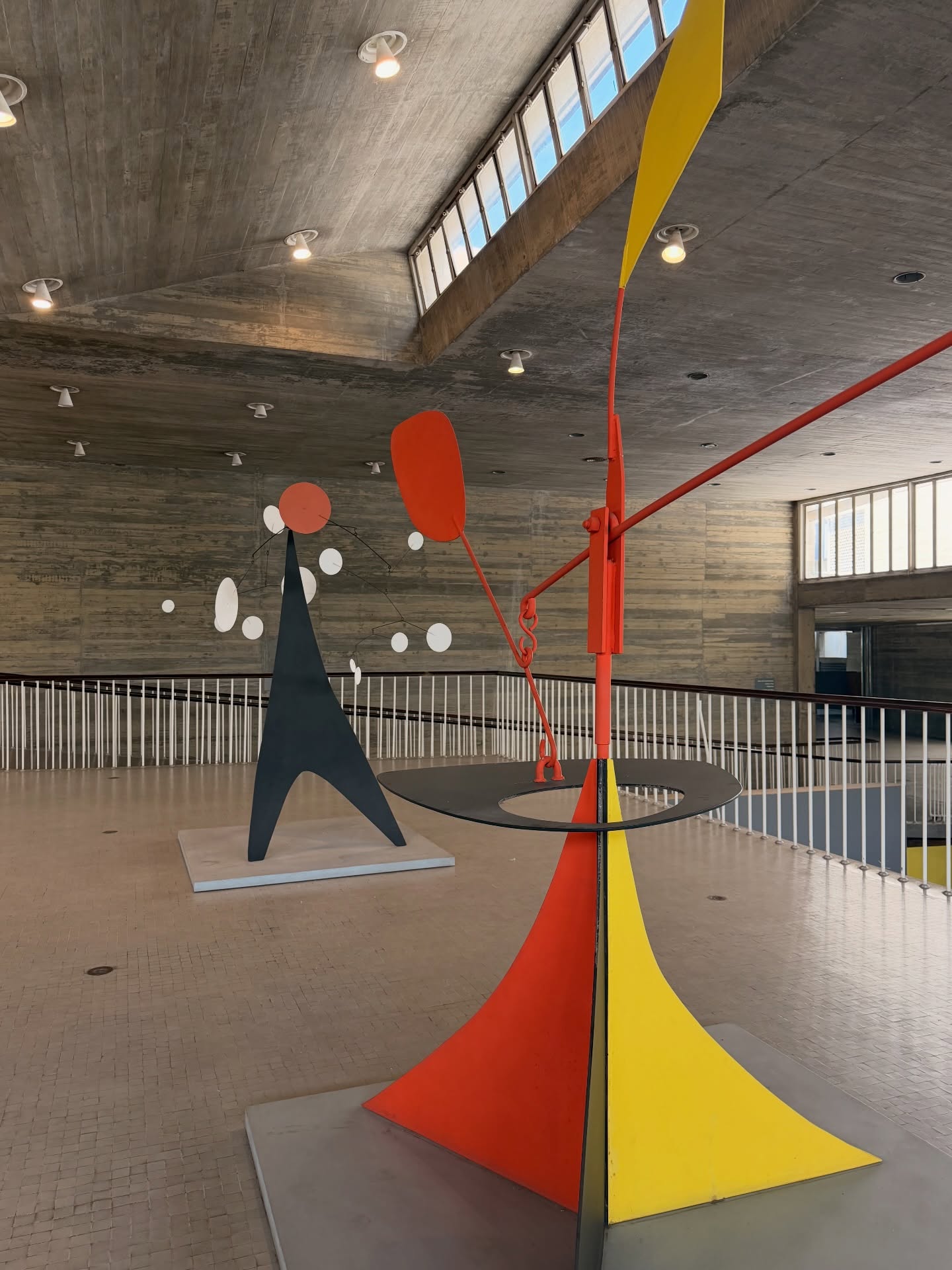 Calder’s presence in Venezuela goes far beyond a single iconic work.
At the Universidad Central de Venezuela, and more broadly in Caracas, his language unfolds across multiple pieces from the famous “Floating Clouds” to monumental stabiles and mobiles that engage directly with space, light, and movement. Each work stands on its own, but together they form a coherent vision: art that lives in dialogue with architecture and the public.
The link between Alexander Calder and the Universidad Central de Venezuela didn’t happen by chance. It was the result of a very clear vision led by the architect Carlos Raúl Villanueva.
To learn more, don’t miss our blog on our website. Coming next week ⚡️
#AlexanderCalder #venezuela #ArtAndArchitecture #PublicArt #artoftheday