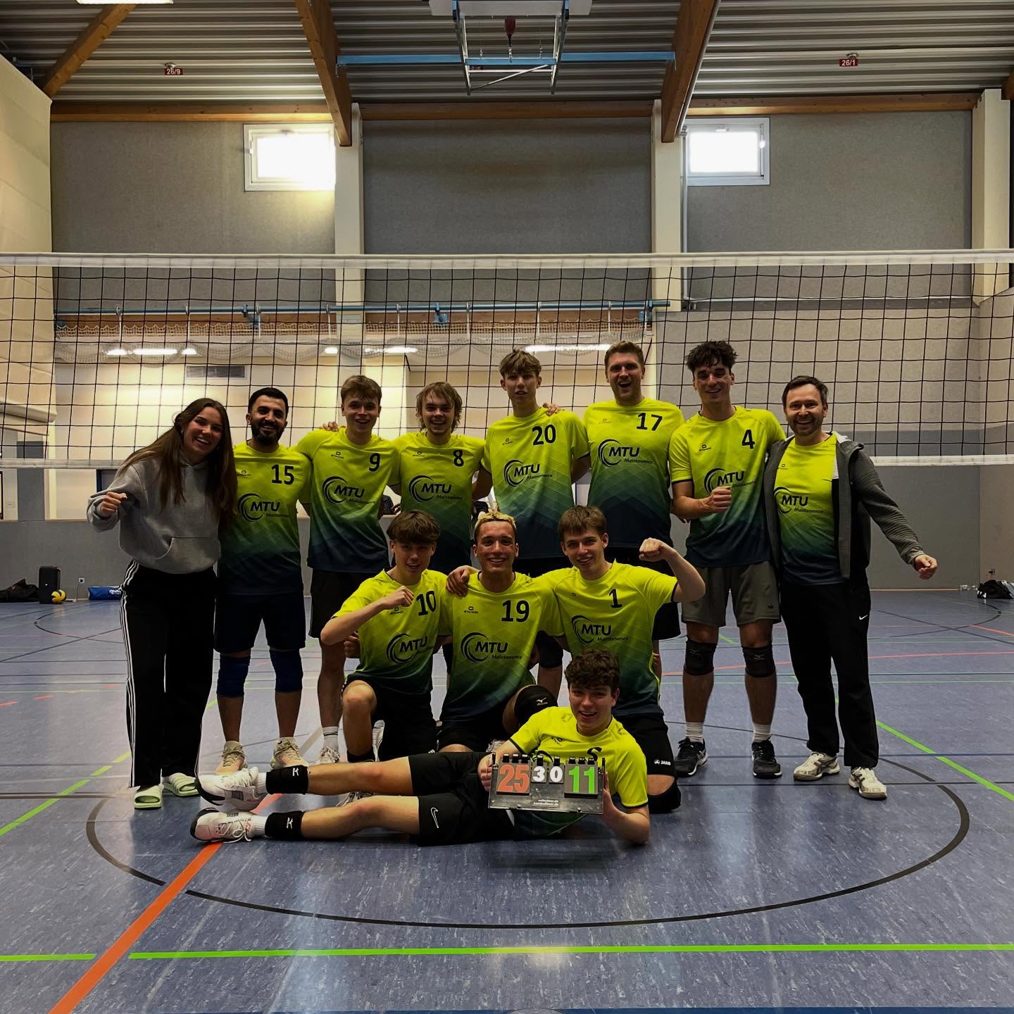 🏐 Saisonabschluss – 1. Herren 🏐
Der letzte Spieltag ist gespielt und damit ist die Saison offiziell durch.
Zum Abschluss ging es auswärts zu Grasdorf/Rethen Volleys III und da wollten wir nochmal zeigen, was wir draufhaben.
In einem insgesamt starken Spiel holen wir uns einen 3:0‑Sieg (25:21, 25:20, 25:11) und sichern uns damit nochmal 3 Punkte. Ergebnis: Klassenerhalt geschafft 💪
Die Saison war definitiv nicht immer einfach, den leider haben uns gleich mehrere Verletzungen begleitet. Trotzdem haben wir nie den Kopf hängen lassen. Es wurde gewechselt, ausprobiert, ausgeholfen und zusammengehalten. Genau das hat uns als Team ausgemacht.
Die Trainer sind stolz auf die Mannschaft und auf das, was wir gemeinsam über die Saison aufgebaut haben. Am Ende zählt: Einsatz, Zusammenhalt und der Glaube aneinander und das hat gepasst.
Danke an alle, die immer dabei waren, unterstützt und angefeuert haben.
Jetzt erstmal durchschnaufen, dann greifen wir nächste Saison wieder an 💪🏼