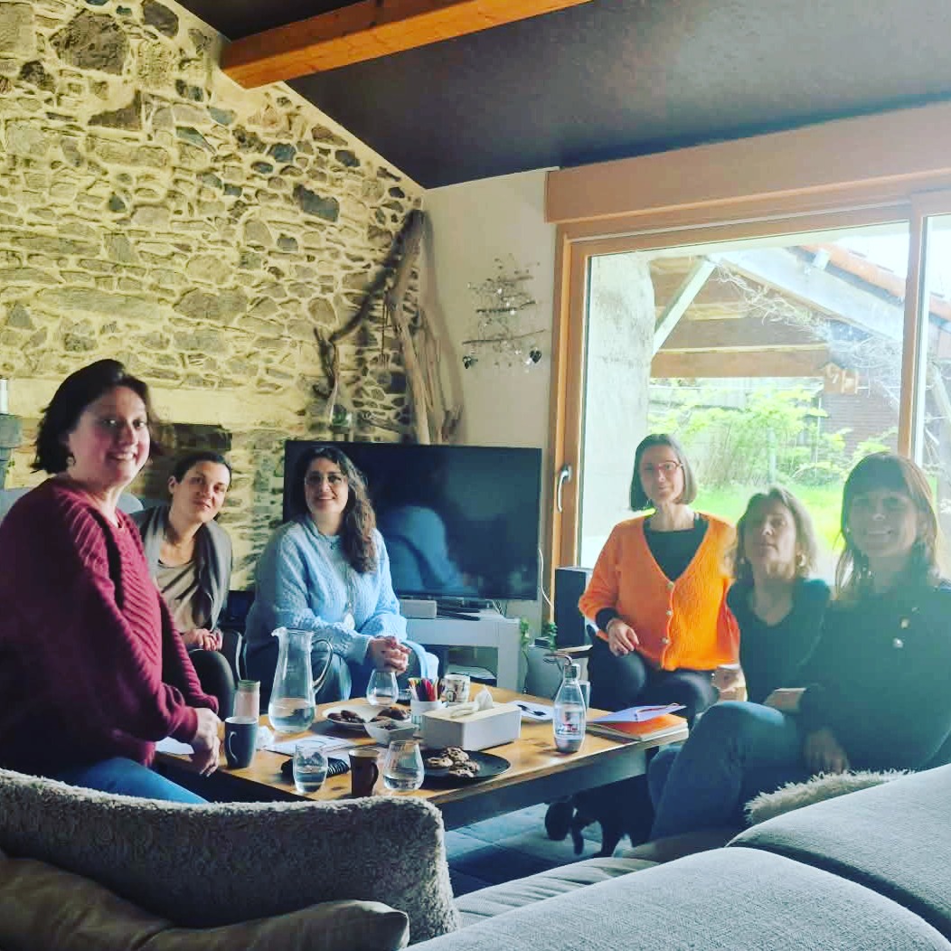 Et si vous vous offriez le luxe de ralentir ? 🙌
C'est ce qu'on vécu 5 entrepreneuses lors de mon 1er slow-time du 16 mars dernier.🍪
Et voici leur retour à chaud : « Un environnement sécurisant, sans jugement. » « J'ai ouvert une porte... » « Je me suis sentie apaisée. » « Des prises de conscience incroyables pour le pro comme pour le perso. » 🥰
J'étais ravi de voir ce projet prendre vie et d'avoir su créer un espace suspendu pour permettre aux professionnels de déconnecter du tumulte pour mieux se reconnecter à l'essentiel. Mon objectif est plus qu'atteint. ✨
Vous voulez rejoindre le prochain Slow-Time ? 🚀
C'est un outil de robustesse pour faire face à notre monde actuel.
Un espace pour :
✅ Libérer de ce qui pèse, de ce qui prendre de la place en nous.
✅ Échanger avec des pairs dans un cadre bienveillant.
✅ Transformer ses réflexions en prises de conscience concrètes.
Le lundi 18 mai, je vous ouvre à nouveau cette porte.
Serez-vous des nôtres ?
📆 Prochaine date : Lundi 18 mai
⏰ Horaires : De 12h30 à 17h00
📍 Inscriptions : Le lien est disponible dans ma bio "s'inscrire au Slow-Time"
Un immense merci aux 5 entrepreneuses pour leur confiance et leur authenticité lors de cette première session. Hâte de vous y recroiser ou de vous y rencontrer !
Au plaisir de vous y recroiser.
#SlowTime #Robustesse #ralentir #partage #lorouxbottereau