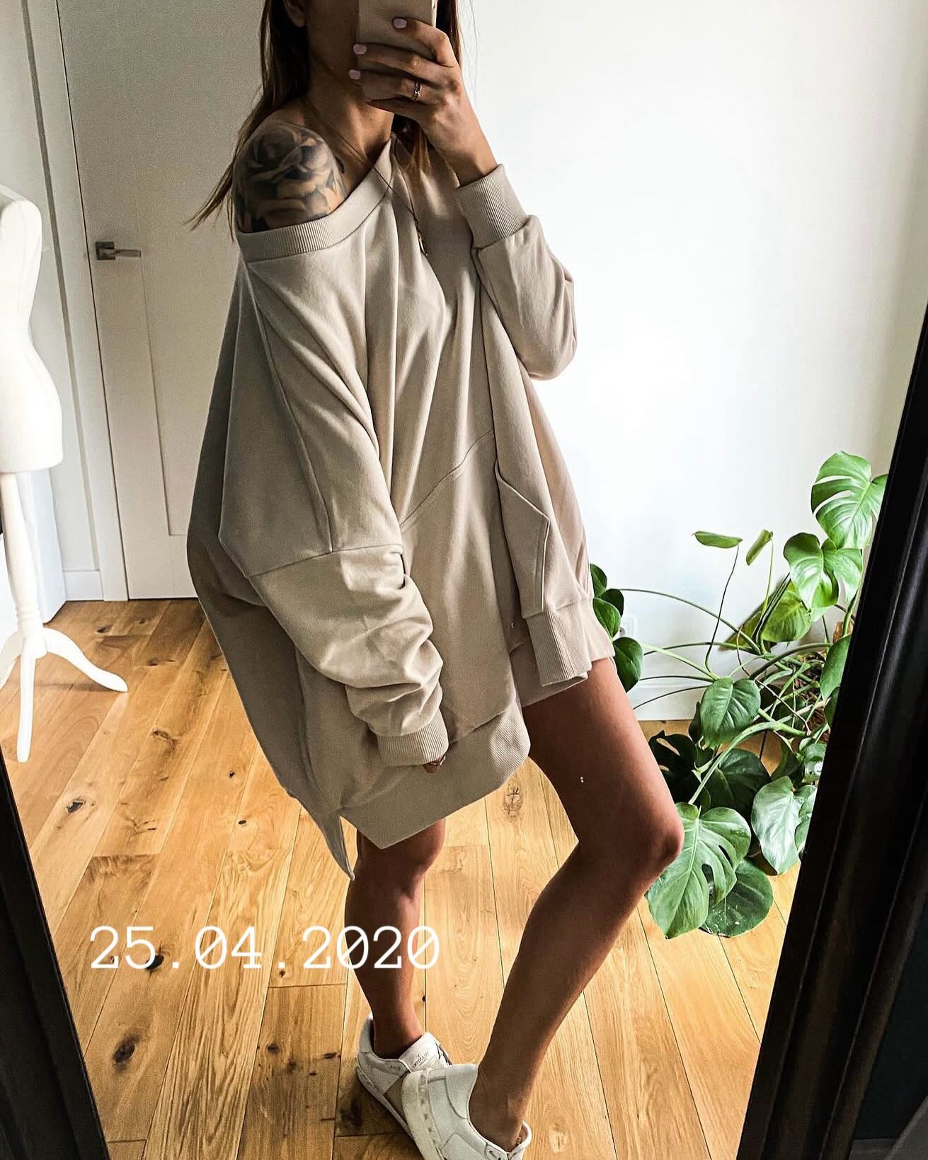 Bluza Wanda wraca! 🤩
Szczerze? Sami za nią tęskniliśmy. Pojawiła się 6 lat temu, przechodziła przez różne kolory, a Wy co jakiś czas pytałyście “Wróc