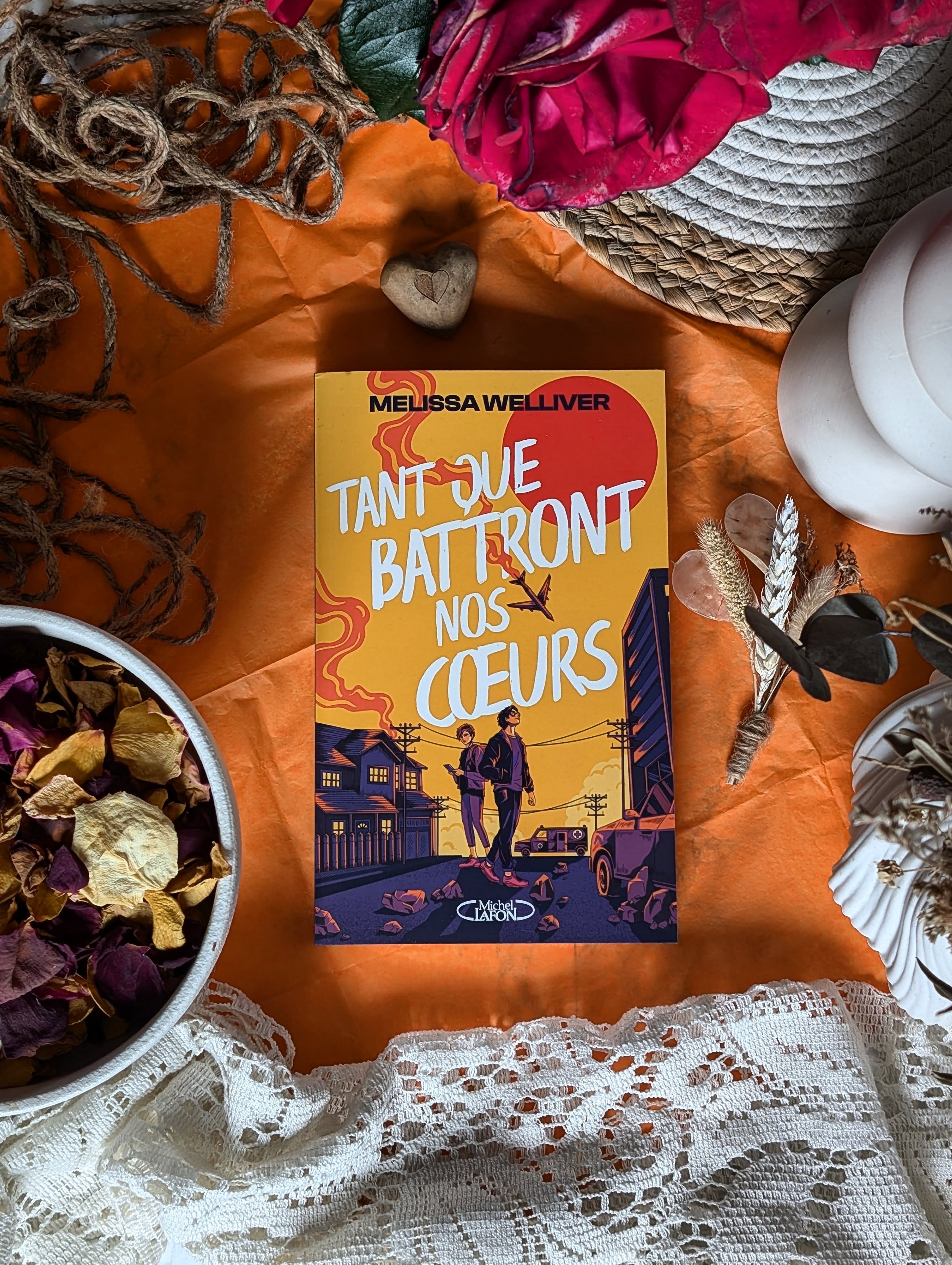 ✨ Tant que battront nos cœurs - Melissa Welliver ✨
Vous prendrez bien un peu de dystopie ?
Bienvenue dans une société hyperconnectée où chacun possède une âme sœur avec laquelle il est lié suite à une mutation. Imaginez un monde où vous seriez en “Échonnexion”, comme ils disent, avec une autre personne…
Le rêve, non ?
À moins que cette personne puisse vous entraîner dans sa chute, et que, dans ce cas, la mort ne soit qu’à un pas.
Dans ce contexte angoissant, on comprend vite qu’aimer quelqu’un, c’est aussi risquer de mourir. Et c’est justement cette situation, on ne peut plus embarrassante, qui va tomber sur nos deux protagonistes : Zoé, peureuse mais étrangement pragmatique, et Milo, qui possède cette envie profonde d’être libre et de remplir sa vie d’adrénaline.
Le duo des opposés fonctionne ici très bien, avec en toile de fond une forme d’apocalypse où la mort n’est plus vraiment une chose rare. L’environnement est chaotique, et cela apporte une vraie dimension d’aventure à cette dystopie, qui vous promet un périple rempli de questionnements et d’inquiétudes.
Leur objectif est simple : se libérer de l’emprise de leur lien, coûte que coûte… même si cela signifie affronter le monde et tous ses dangers.
L’intrigue est accessible et parfois même surprenante, avec quelques révélations que je n’ai pas vues venir. Je trouve que l'histoire en elle-même est une jolie surprise.
La plume de l'autrice est très fluide, ce qui rend la lecture particulièrement agréable. Je pense qu'elle est accessible à un large public.
Pour résumer, je trouve que cette dystopie apporte un vrai petit plus grâce à ses personnages attachants et à son concept assez atypique. Ça fait du bien de voir un peu de nouveauté dans le genre.
Si vous voulez découvrir ce roman, vous pouvez le trouver chez @michellafon_jeunesse !
#Bookstagram #TantQueBattrontNosCoeurs #MelissaWelliver #Dystopie #RomanceDystopique