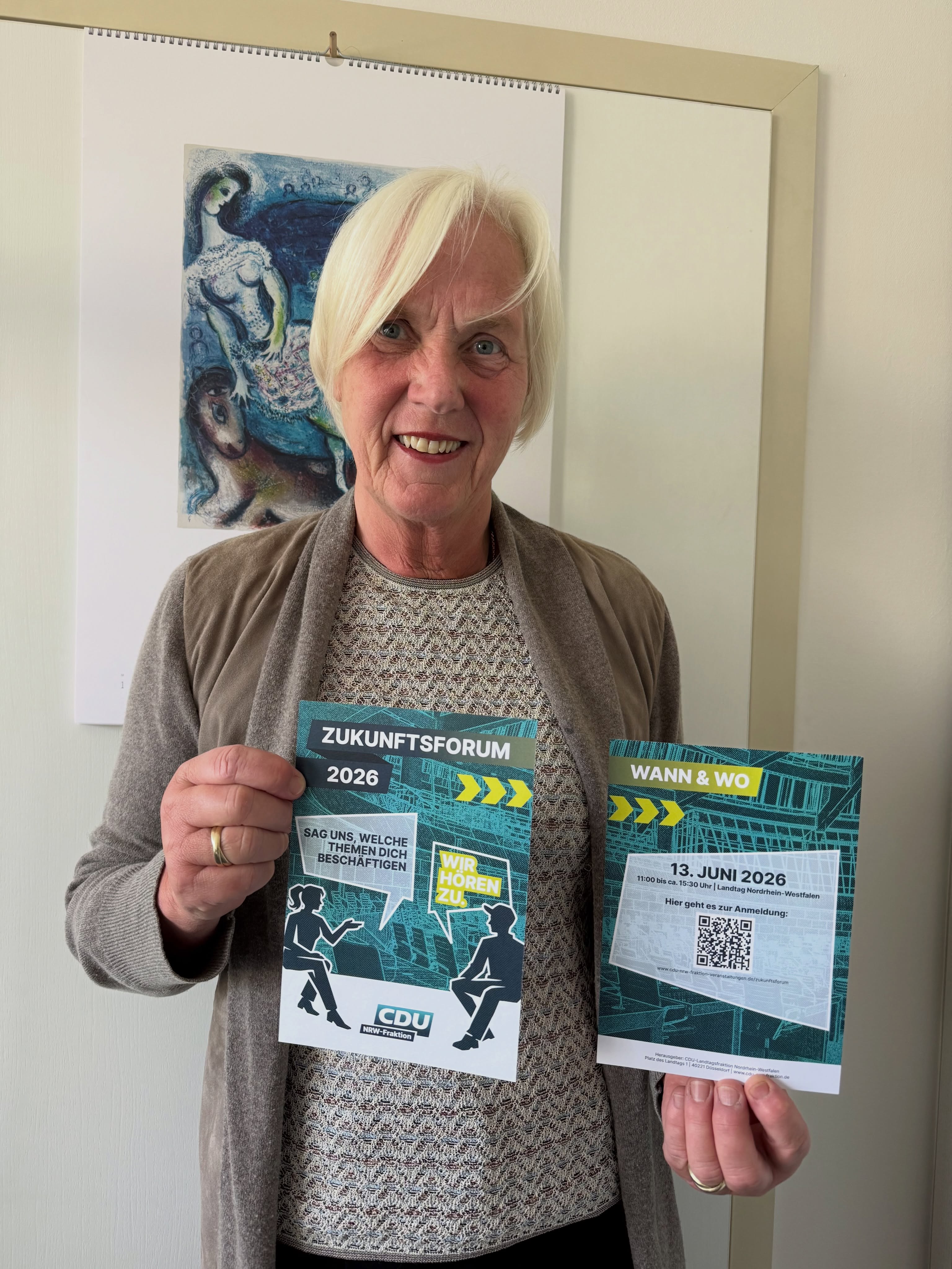 🗣️ Deine Ideen in den Landtag! 🚀
Am 13. Juni 2026 (11:00–15:30 Uhr) hast du die Chance, Politik nicht nur zu verfolgen – sondern aktiv mitzugestalten. Im Landtag Nordrhein-Westfalen treffen sich Jugendliche aus ganz NRW, um ihre Themen direkt in die Landespolitik einzubringen.
💬 Worum geht’s?
Nicht über junge Menschen reden – sondern mit euch. Beim Zukunftsforum bringt ihr eure Ideen ein, diskutiert sie in kleinen Gruppen und entwickelt konkrete Vorschläge für die Landespolitik.
🎯 Für wen?
Alle zwischen 14 und 21 Jahren – aus jedem Wahlkreis können Teilnehmende dabei sein.
💡 Warum du dabei sein solltest?
Weil deine Perspektive zählt. Hier bekommst du die Chance, deine Themen direkt mit politischen Entscheidungsträgern zu diskutieren und echte Impulse zu setzen.
📍 Kurz & knapp:
• 13.06.2026 | 11:00–15:30 Uhr
• Landtag Nordrhein-Westfalen
• Teilnahme kostenlos (Anreise selbst organisieren)
• Lichtbildausweis erforderlich
👉 Also: ANMELDEN: Komm nach Düsseldorf, bring deine Ideen mit – und gestalte die Zukunft unseres Landes aktiv mit! 💪