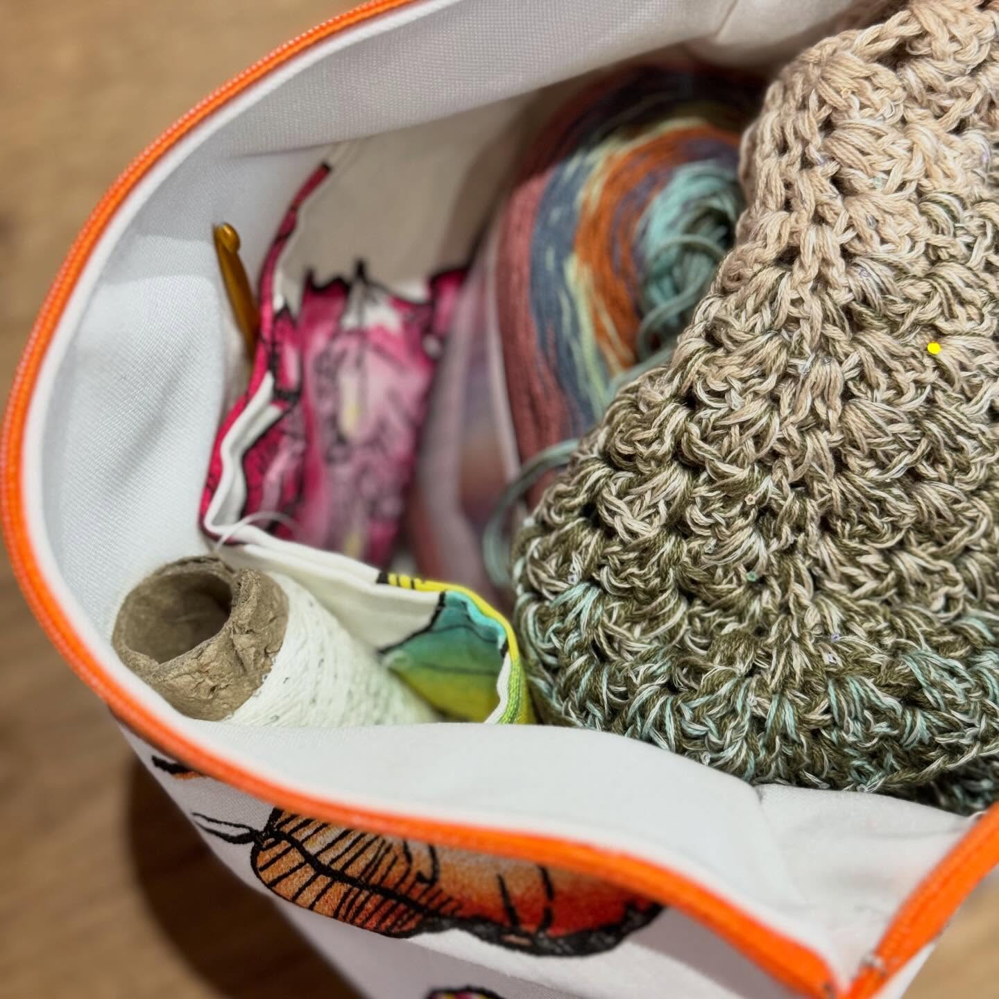 Shout out to Mum for this fabulous little project bag that means I can @rico_design Make It Blumchen on the go!!
Cardigan incoming!!!!
#makeitblümchen #crochet #stresslesscraftmore #happyplace #crochetsofinstagram