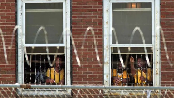 Cárcel del Condado de St. Louis al límite: más de mil internos y falta de personal ponen en riesgo la operación diaria. Lee más en nuestro artículo. Link in Bio #StLouis #Noticias #Justicia #SeguridadPública