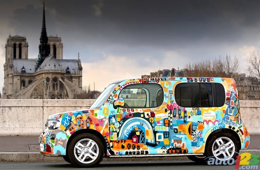 La toute première
Une Nissan Cube, peinte pour Nissan Europe, 2010.
Un vrai challenge.
S’approprier une forme déjà là,
composer avec ses volumes, ses contraintes,
et malgré tout y faire passer un geste libre.
Transformer la carrosserie en surface vivante.
Entre commande et terrain de jeu,
trouver un équilibre.
📸 3,4 et assistance 📸 5 précieuse @cyrpaint
📸 1,2, @nissanfrance