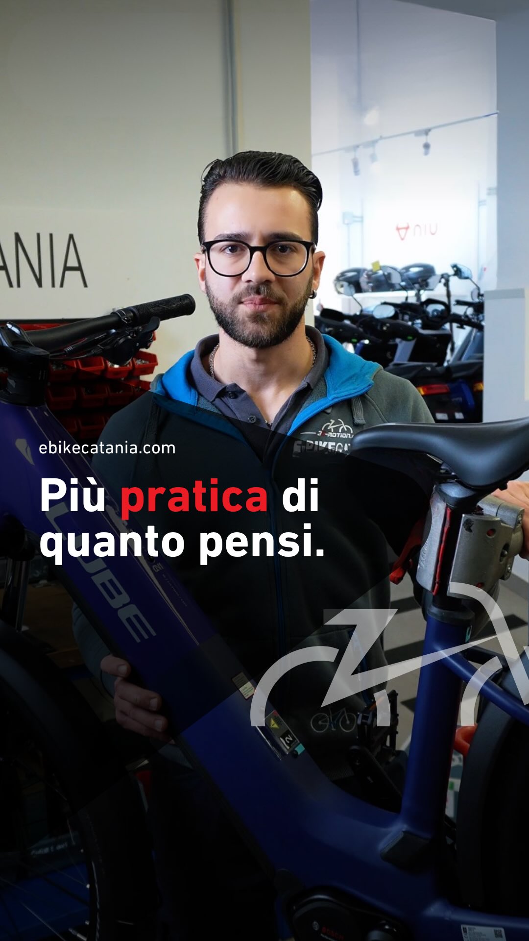 🚗 Ancora in macchina per fare la spesa o per accompagnare i bimbi a scuola? Follia pura! 🤯
Smettila di impazzire nel traffico di Viale Vittorio Veneto e inizia a goderti i tuoi spostamenti. Questa E-bike Cube non è solo una bicicletta, è a tutti gli effetti la tua seconda auto a due ruote! 🚲💨
Ecco perché ti cambierà la vita:
🛍️ Perfetta per le commissioni: dotata di comode borse laterali per trasportare la spesa senza fatica.
👶 Family-friendly: puoi montare facilmente il seggiolino e accompagnare i tuoi figli a scuola saltando la coda.
💰 Risparmio netto: scordati l'assicurazione, il bollo, il costo del carburante e lo stress del parcheggio.
Perché continuare a usare l'auto quando puoi muoverti in modo intelligente, ecologico e veloce?
Vieni a scoprire questo modello e tante altre soluzioni in store. Troveremo la E-bike perfetta per le tue esigenze! 👇
📍 E-Bike Catania
🏠 Via Trieste 40, Catania
#ebike #ebikecatania #catania #mobilitaurbana #cubeebike #ebikelife #sicilia #viatrieste40 #nontraffico #bici #mobilitasostenibile