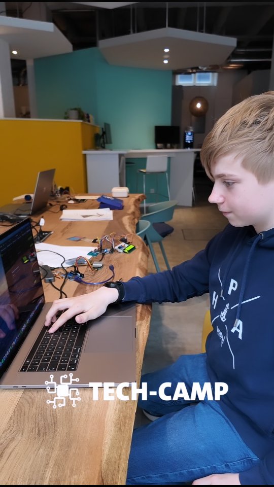 Zugangssystem selbst gebaut 🔐
Ein Jugendlicher entwickelt ein Zugangssystem mit Online-Datenbank von der Eingabe bis zur Validierung in Echtzeit. Über ein Keypad wird der PIN eingegeben, bestätigt und direkt mit der Datenbank abgeglichen. Das Ergebnis erscheint sofort auf dem Display.
Hier steckt Systementwicklung drin. Hardware anschließen, Schnittstellen programmieren, Daten sicher verarbeiten und alles sauber testen. Fehler finden, Logik verbessern, Ablauf optimieren. Genau so entstehen zuverlässige Systeme.
Das ist mehr als ein Projekt. Einblick in IT, Embedded Systems und Softwareentwicklung und echte Berufsorientierung in der Praxis.
#EmbeddedSystems #Programmierung #MINT #IoT #Berufsorientierung