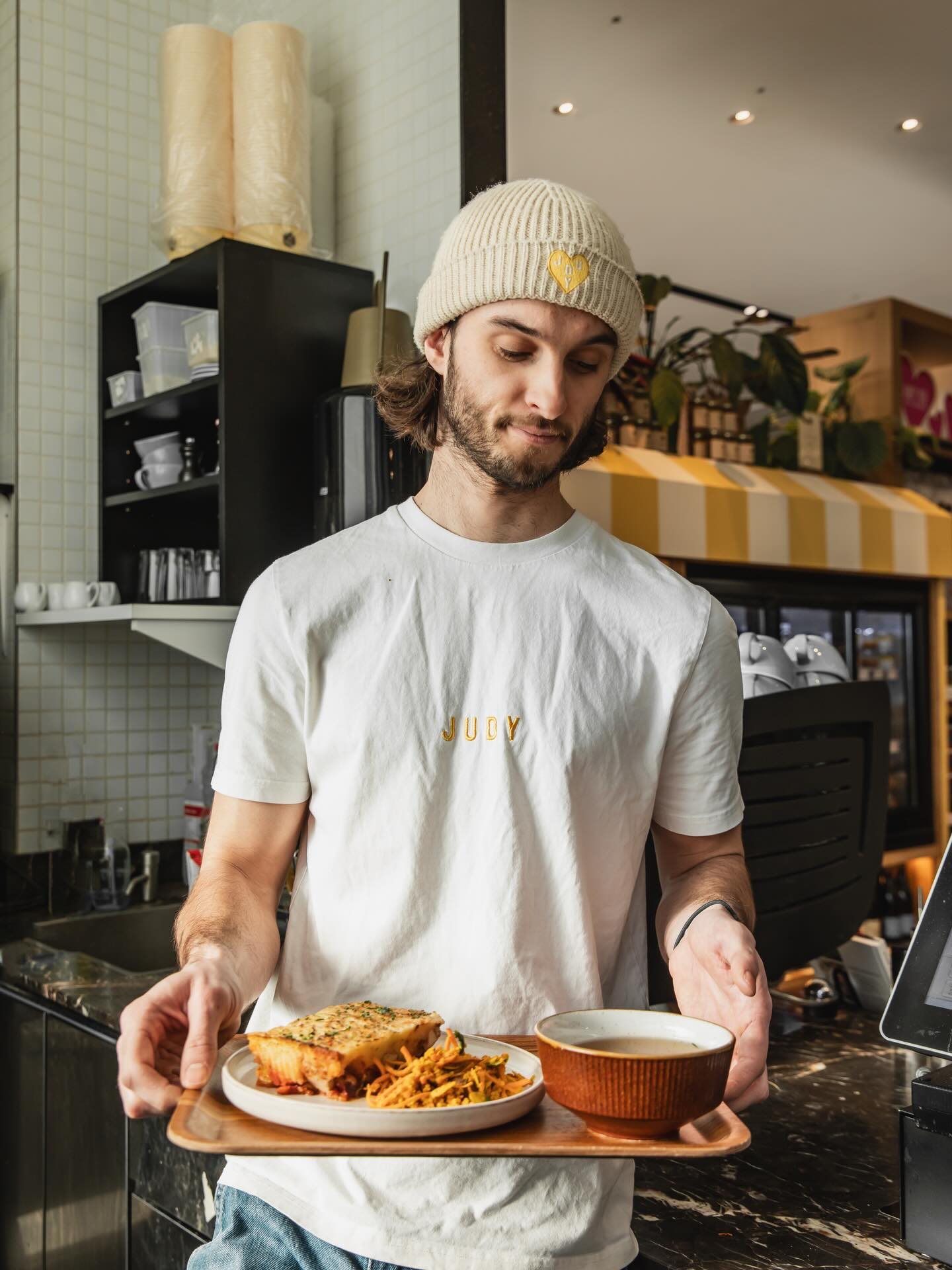 BUILD YOUR PLATE 🥗
À La Grande Épicerie, composez votre plateau Judy selon vos envies.
Salades, plat du jour vegan, légumes rôtis, desserts et boissons… pour un repas complet, sain et plein de saveurs.
☀️ Judy x La Grande Épicerie : 38 rue de Sèvres, Paris 7
📸 @alicepages