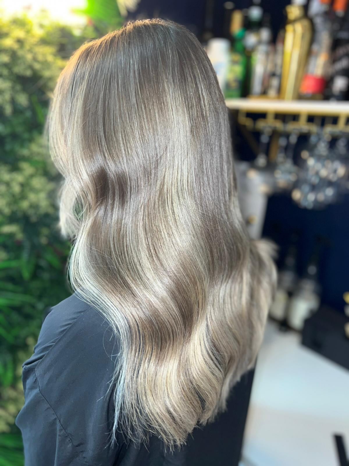 Soft dimension with a cool edge 🤍 This custom ashy balayage enhances the natural base while adding muted, icy tones for a refined, low-maintenance look with effortless movement and shine, by Stylist Chloe Olivia🤍
@lorealpro_education_uki @lorealpro