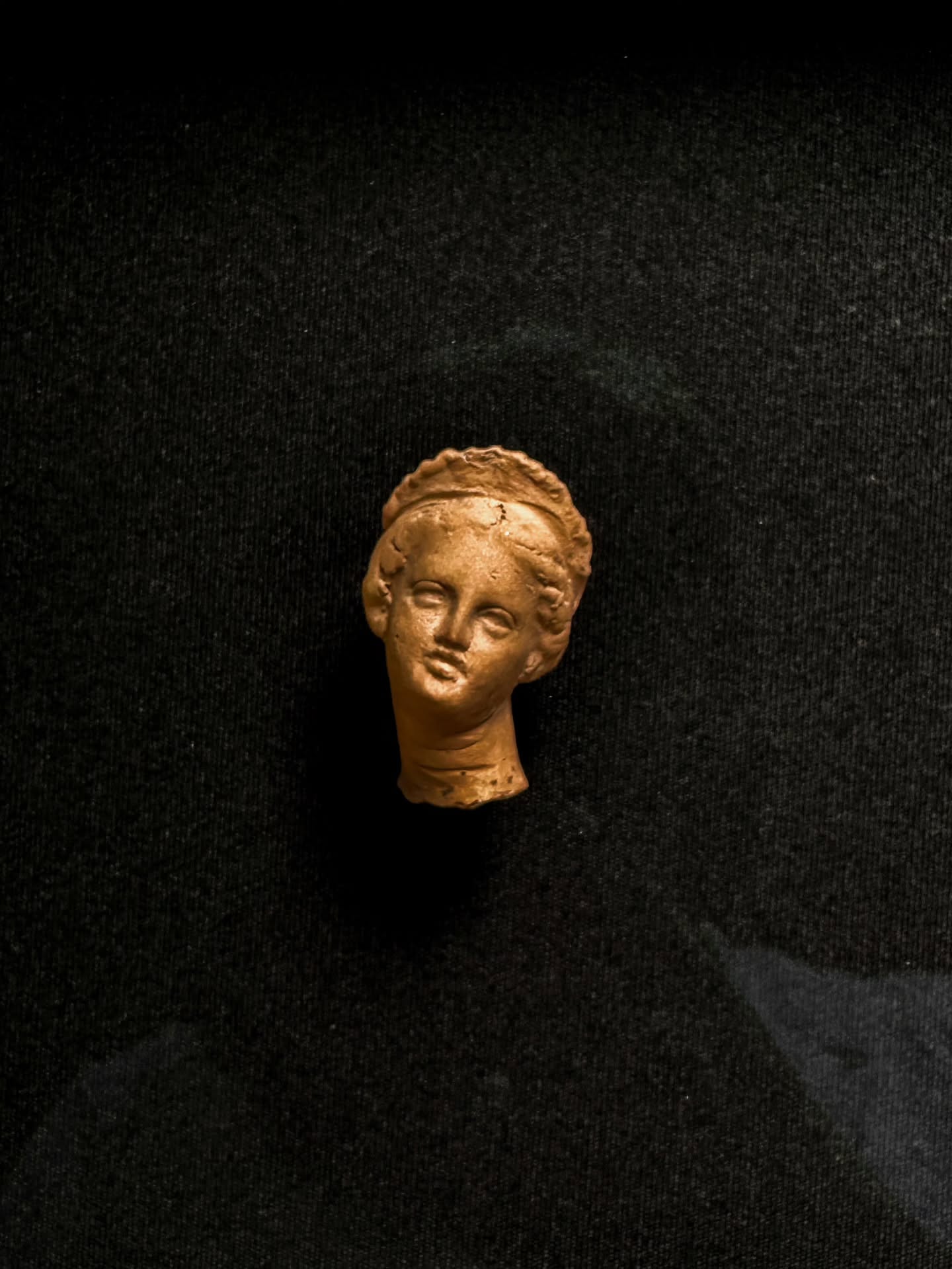 Encadrement d'une statuette Tanagra grecque, avec un montage flottant dans un cadre en chêne noir sur fond en tissu noir, sous verre de conservation premium.
🇬🇧 A Greek Tanagra figurine mounted in a black oak frame with a floating display on a black fabric background, under premium conservation glass.
#sculpture #artframing #encadrementdart #frameyourart #encadrement