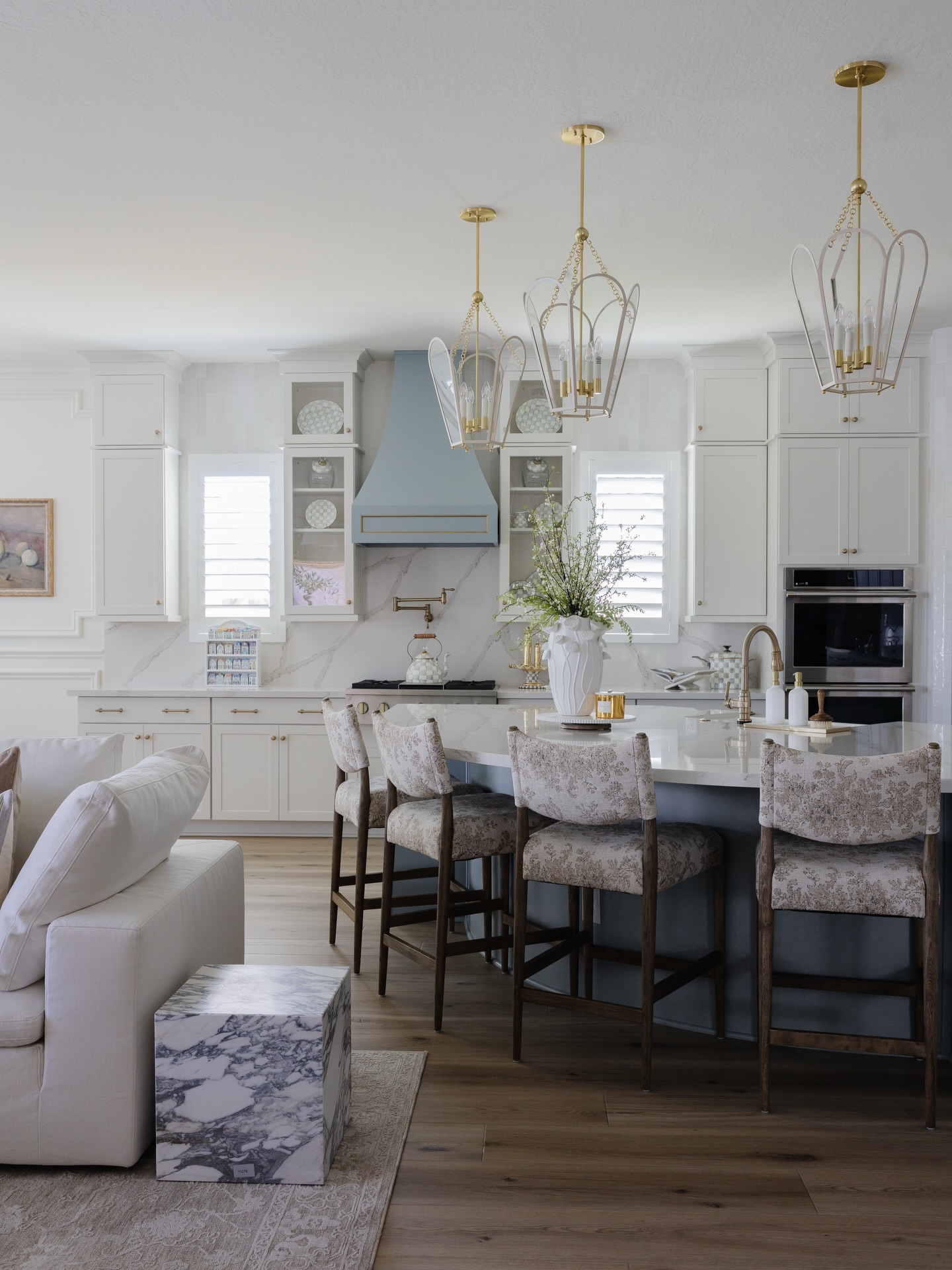 A subtle nod to French country, with a fresh, refined feel✨
We’re obsessed with this soft blue moment! Such a beautiful balance of classic and fresh. Tell us, what’s your favorite part of this kitchen?