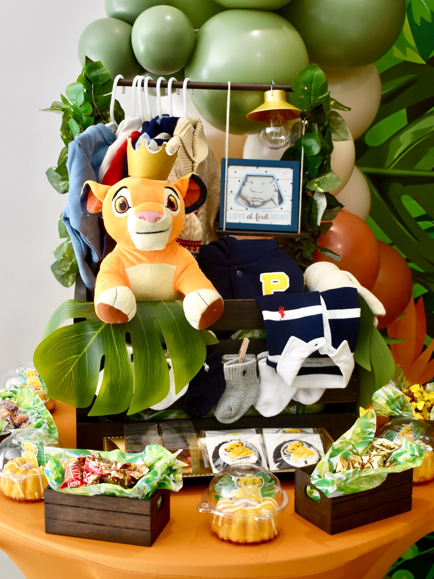 👀 Friends did you know this Lion king trivia? Some of us @23fiveevents were today-years-old when we realized that Jason Weaver who played #MichaelJackson in 🎶The Jacksons: An American dream🎵 is the voice behind Simba in The Lion King 🦁😮😮😮
Be sure to stay tuned for more pics from this exciting #lionking themed baby shower welcoming Baby Karter! 🎉❤️
Custom centerpieces, menus, Pringle shakers & candy packs: @chanelcraftcorner
Desserts/Dessert Table: @shon.shonnie
Venue: @startpalace
#LionKing #lionkingtheme #lionkingbabyshower