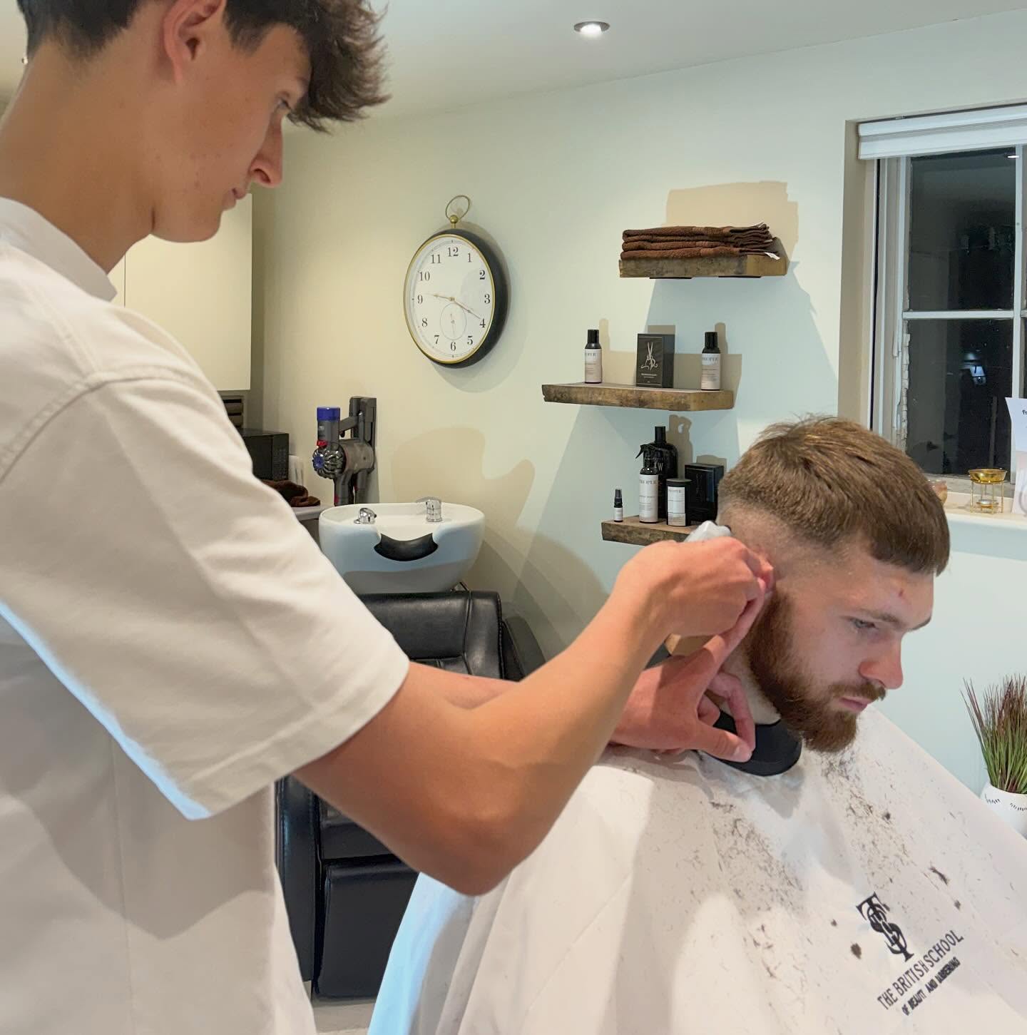 Late nights. Quiet shop. Full focus.
Not everyone can drop everything for daytime training and they shouldn’t have to. Your progression should fit your life, not the other way around.
At The British School of Barbering, training is built around you. Whether that’s evenings after work, weekends, or intensive days - we adapt so you can learn properly, without compromise.
#barberingschool