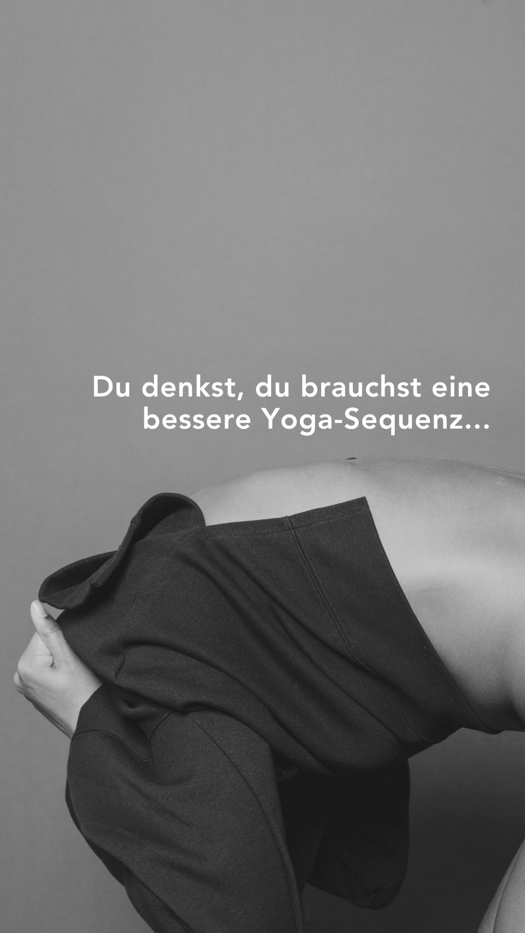 POV: Du denkst, du brauchst eine bessere Yoga-Sequenz.
Mehr Kreativität.
Mehr Variationen.
Mehr „wow“.
Ich kenne das selbst so gut. Nicht nur auf meiner Yogamatte.
Dieses Gefühl, dass wir noch mehr geben müssen,
um wirklich etwas zu bewirken.
Aber was, wenn genau das nicht der Punkt ist?
Dein Körper verändert sich nicht, weil du mehr machst.
Er verändert sich, wenn er sich sicher genug fühlt,
um zu sein.
Und das ist nichts, was du über eine perfekte Sequenz steuerst.
Sondern über Tempo.
Über Pausen.
Über das, was zwischen den Bewegungen passiert.
Für mich ist das der Moment, in dem Yoga beginnt, wirklich etwas zu verändern.
Nicht im Tun.
Sondern im Ankommen.
—
Vielleicht braucht deine Praxis nicht mehr. Vielleicht brauchst du allgemein nicht mehr.
Sondern weniger Druck, und mehr Raum, zu fühlen.
—
Was verändert sich für dich,
wenn du weniger machst?