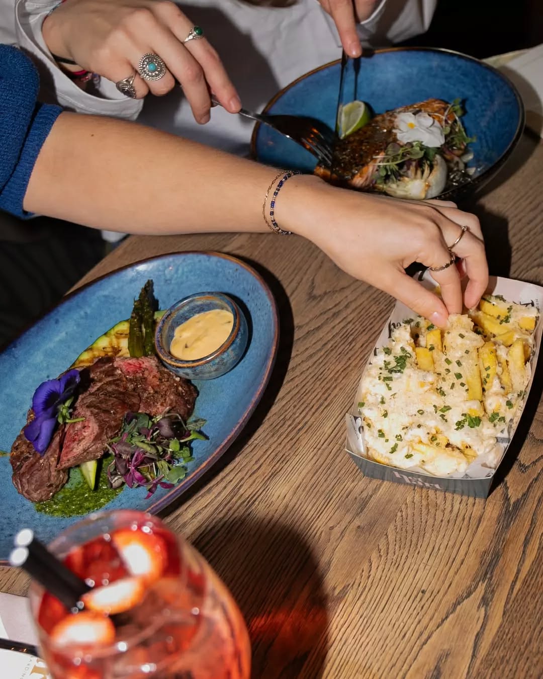 Friet met parmezaan en truffel, entrecote, zalm, gyoza, sushi... Bij ons krijg je alles wat je hartje begeert.
#vlaardingen #hethartvanvlaardingen #vlaardingenfood #uitetenvlaardingen #vlaardingenhotspot
