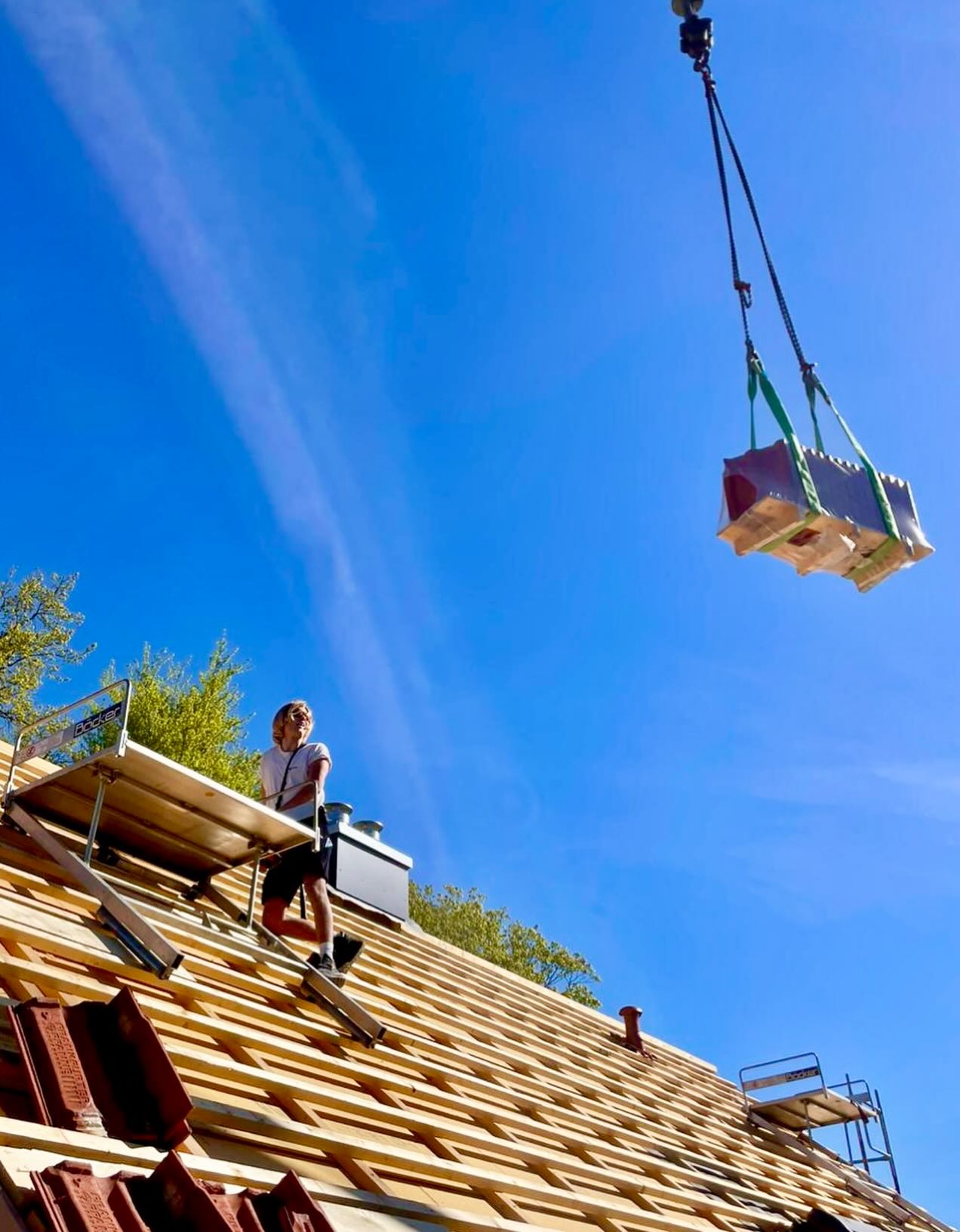 Es ist angerichtet.
Gut organisierte und ausreichend besetzte Baustellen können auch ohne serielle Fertigung in kurzer Zeit vom Dachstuhl zur fertigen Eindeckung gedeihen.
#holzundhandzimmerermeister #ökologischbauen #dachdecker #zimmerer #kiel
@gutex_de
@bmideutschland