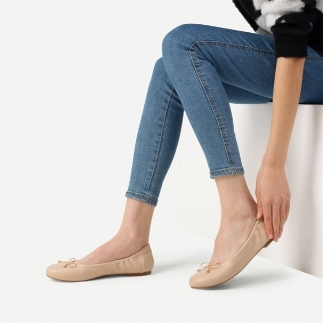👣 Love your ballet flats? Your feet might not!
While they’re stylish and easy to wear, ballet flats often lack proper arch support and cushioning. Over time, this can place extra strain on the ligaments in your feet and may aggravate issues like heel or arch pain.
Try switching to shoes with better support, a slight heel, and a firmer sole to reduce stress on your feet. A small change in footwear can make a big difference to your comfort! 👟✨