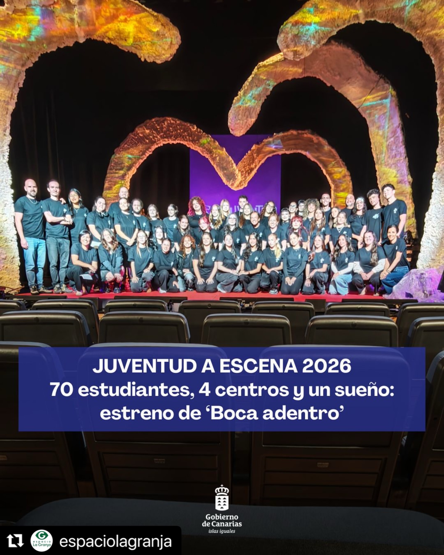 «JUVENTUD A ESCENA» 🎬
El @espaciolagranja presentó ayer “Boca adentro”, una nueva pieza teatral creada por adolescentes dentro del proyecto Juventud a Escena, una apuesta del Gobierno de Canarias por el futuro de las artes escénicas.
Durante todo el curso, alumnado de distintos centros de Santa Cruz ha trabajado con recursos profesionales, participando en todas las fases del proceso: desde la idea inicial hasta la puesta en escena final. Un proyecto colaborativo que une interpretación, caracterización, escenografía, diseño e iluminación.
El director escénico, @oswaldobordon de nuestra @cia_hojarasca forma parte de este proyecto, aportando su mirada artística al proceso creativo.
Toma nota de las fechas:
📅 Estreno: 29 de abril (pase para la comunidad educativa)
📅 30 de abril: doble función a las 11:00 y 19:00 h
🎟️ Entradas gratuitas (casi agotadas)
¡Les esperamos!
#Repost @espaciolagranja with @use.repost
・・・