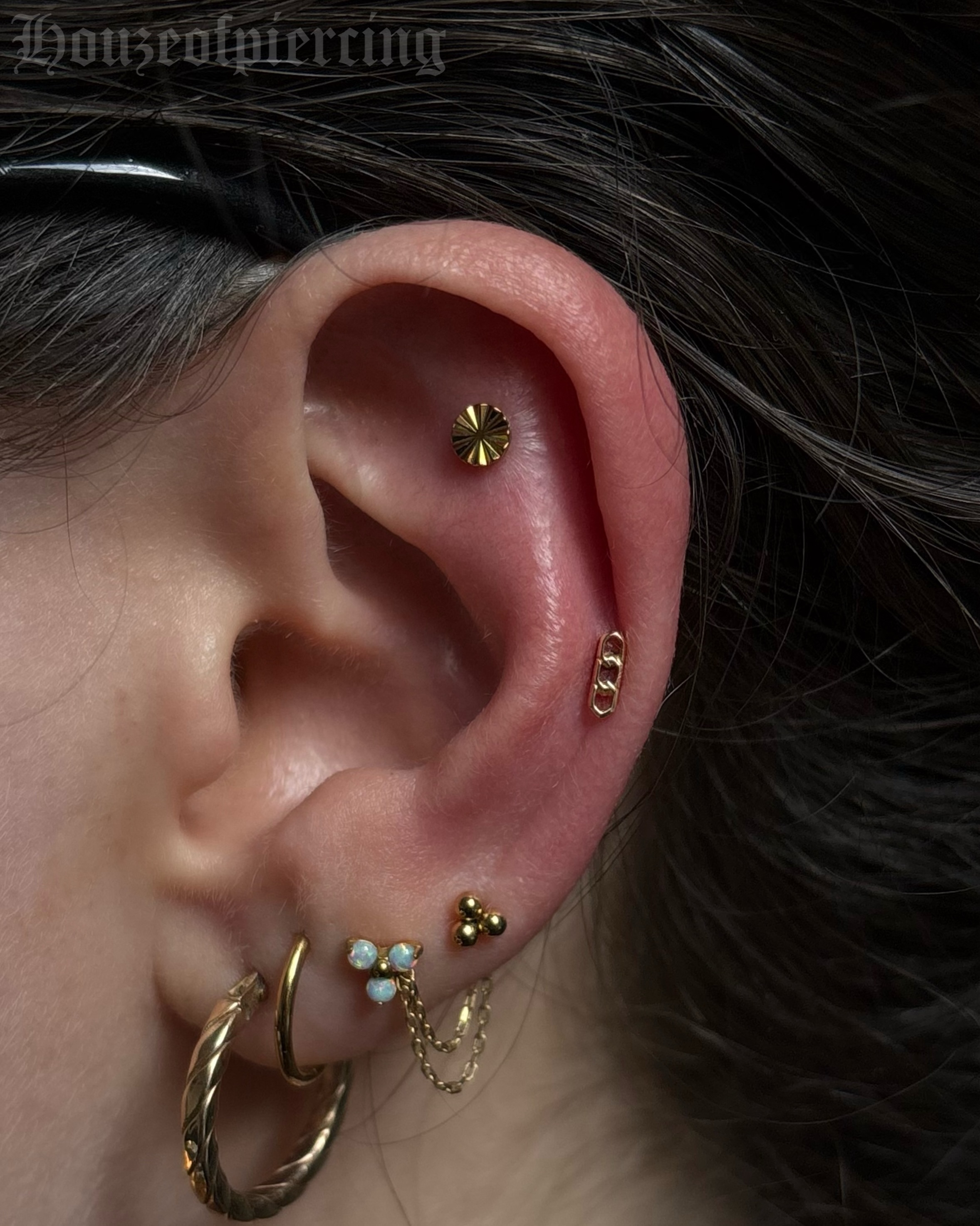 Fresh flat and helix for Beth ✨ flat with anodised Spline from @neometaljewelry and helix with 14k ADA from @symmetrybodyjewelry
prepped with @purklenz
pierced with @probodyart
jewellery from @neometaljewelry @symmetrybodyjewelry
cooled with @neilmedpiercingaftercare
supplies from @probodyart @aces_supply and @holymountainsupplies
🖤 @venusinfurs.ie 14 Exchequer St, Dublin 2
⛓️ Tuesday to Saturday, booking link in bio
#piercing #piercer #earpiercing #helixpiercing #safepiercing