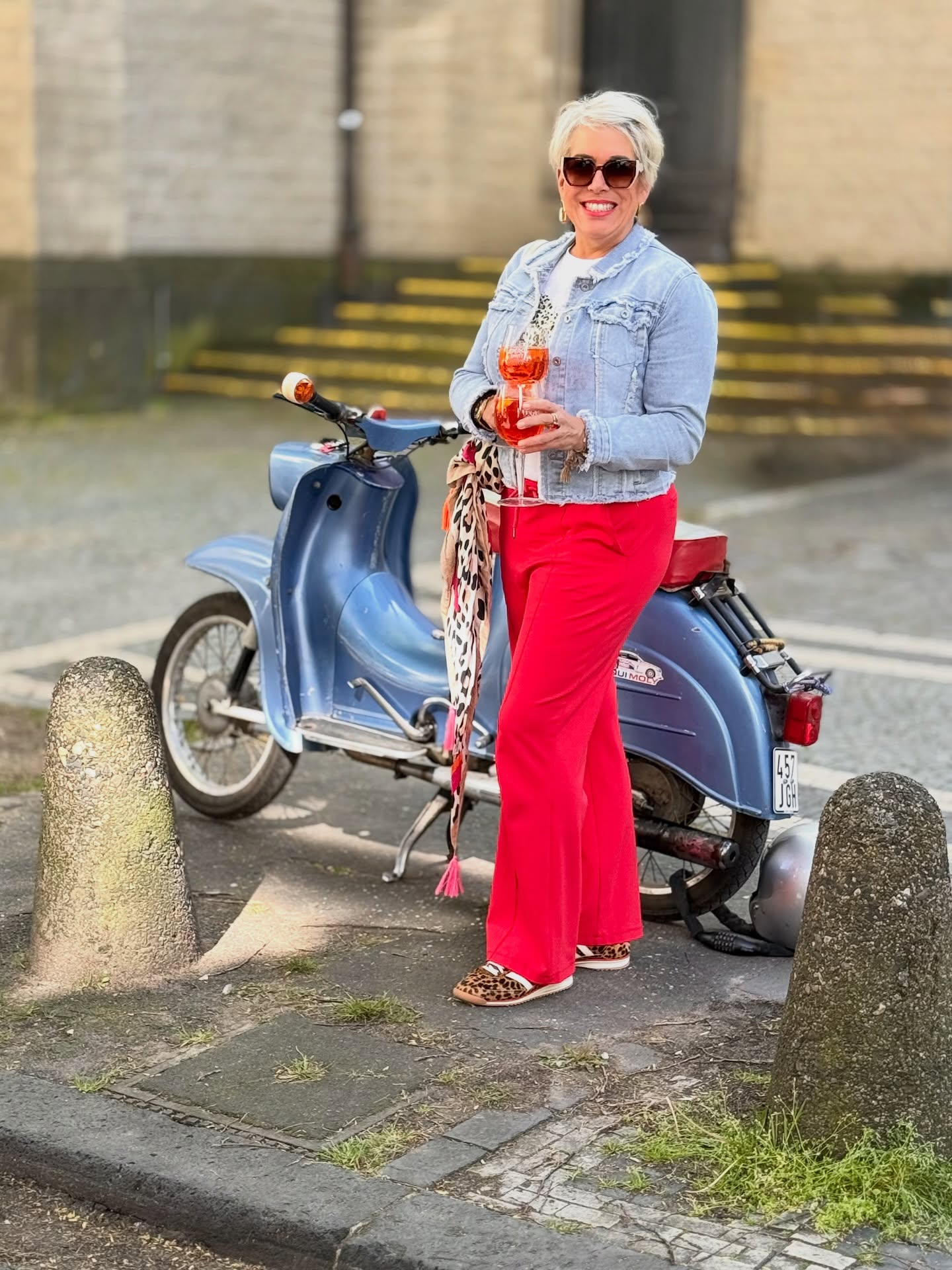 Sunday Mood ✨
Was sagt ihr zu meinem heutigen Outfit? ✨
Wäre eine rote Hose vielleicht mal wieder etwas für unsere Kollektion – kombiniert mit einer Jeansjacke? ❤️💙
Schreibt mir eure Meinung gern in die Kommentare. 👇
Heute bin ich in Köln beim Bunt im Carrée Fest – und mein Herz ist voller Stolz. 🤍
Denn dort spielt die Band meiner Tochter: @room10room10 🎶✨
Es ist etwas ganz Besonderes zu sehen, wenn junge Menschen mit so viel Leidenschaft, Herzblut und Freude ihren Weg gehen. Genau solche Momente bedeuten einfach alles.
Ich genieße heute diesen besonderen Sonntag, die Musik, die Stimmung und einfach das Gefühl, dankbar zu sein. ✨
Schaut unbedingt bei @room10room10 vorbei und lasst Liebe da. ❤️
#SundayMood #Köln #ProudMom #LiveMusic #Room10 #Familie #Herzensmoment #Sonntag #FashionBoxx #OutfitInspiration #Jeansjacke #RoteHose #FashionLove #StyleInsp