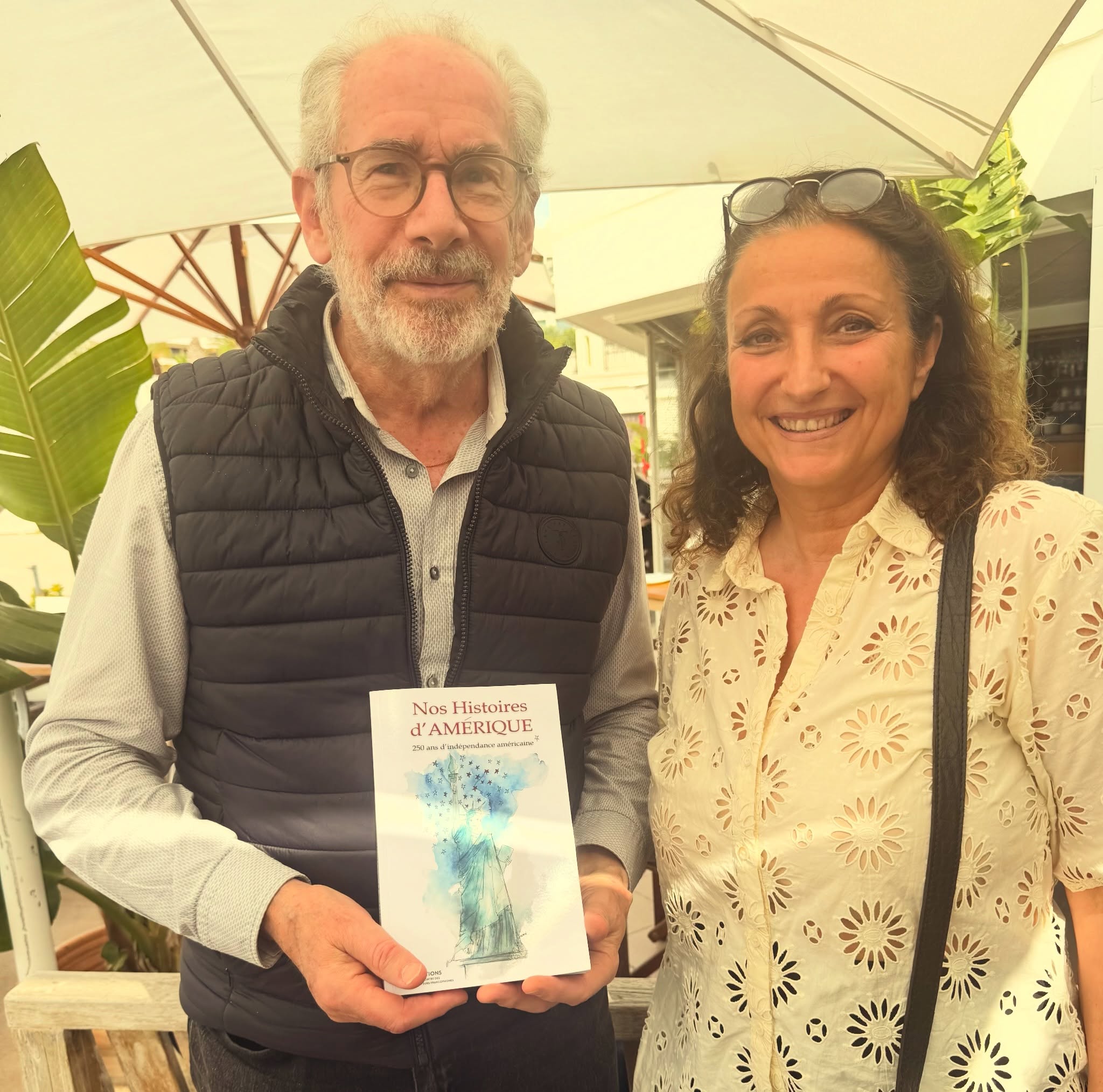 Il était tellement évident d’offrir le dernier né des Éditions Rencontre des Auteurs Francophones à Gérard Camy, spécialiste du cinéma américain et auteur de la plus importante biographie de Peckinpah.
Gérard Camy, agrégé d’Histoire, est historien du cinéma, écrivain. Chevalier des Arts et Lettres et Membre du syndicat français de la critique de cinéma.
2014.
Il a écrit ou écrit encore pour Télérama, Cinémaction, Jeune Cinéma, L’Avant-scène…
Il collabore ponctuellement avec des universités américaines (Illinois, Richmond) ou anglaises (Oxford) pour la rédaction d’articles et d’ouvrages sur le cinéma.
En 2008, il a rédigé le dossier de 32 pages inclus dans le coffret DVD (ressortie Studio Canal) de Voyage au bout de l’enfer de Michael Cimino.
Il a participé à des ouvrages collectifs (dictionnaires, anthologies, …).
En 2016, il a coécrit avec son fils Julien un ouvrage intitulé « Sport et cinéma » qui a obtenu le Prix du meilleur album 2016 du syndicat français de la critique de cinéma.
Il est aussi co-commissaire, avec son fils Julien, de l’exposition « Action, Le sport au cinéma » qui s’est tenue du 11 avril au 16 novembre 2025 au Musée National du sport à Nice au Stade Allianz.
Il a réalisé une dizaine de documentaires institutionnels en particulier pour l’Éducation Nationale et deux courts métrages de fiction
Gérard Camy est aussi président de l’association Cannes Cinéma.
Depuis 2002, Il est responsable du Cinéma de la plage, programmé par le Festival de Cannes.
Et plus encore …