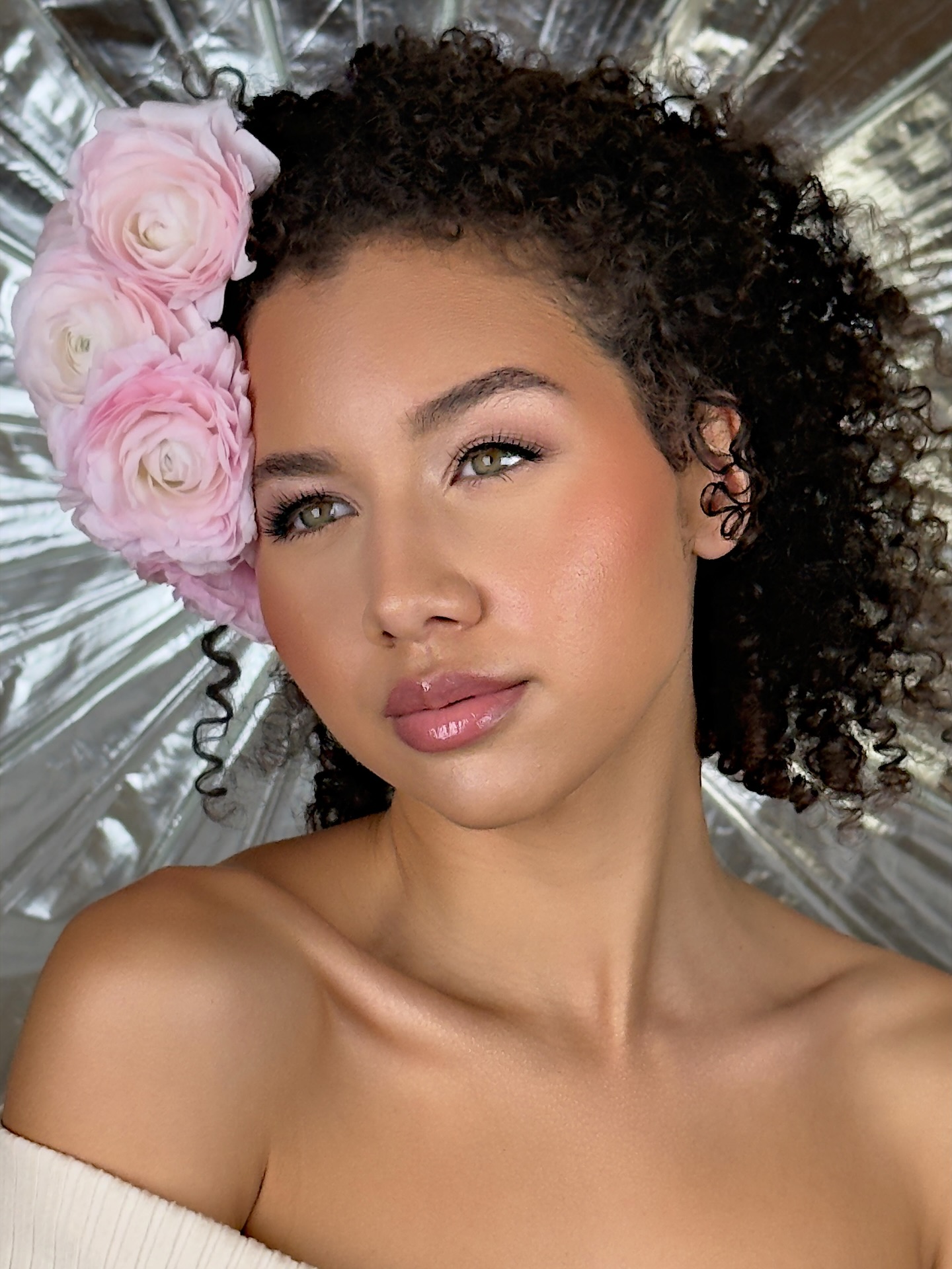 Soft glam, but make it intentional
This look is all about skin that feels like skināfresh, radiant, and softly sculpted. I focused on enhancing natural features rather than covering them: lightweight base, strategic glow on the high points, and neutral tones to let the eyes and lips quietly shine.
The florals add a romantic touch, but the real statement is balanceāknowing when to add⦠and when to stop. Thatās where artistry lives.
š” Pro tip: If you want that smooth, luminous finish, prep is everything. Hydrated skin + thin layers = that effortless glow we all chase.
If youāre building your makeup skills, start here: master your base, understand your face shape, and blend like your life depends on it
Would you wear this look for a special occasion or keep it as your everyday glow?
model @itsismatou
#naturalmakeup #makeupartistinswitzerland #andreapalkomakeupartist #softglammakeupš