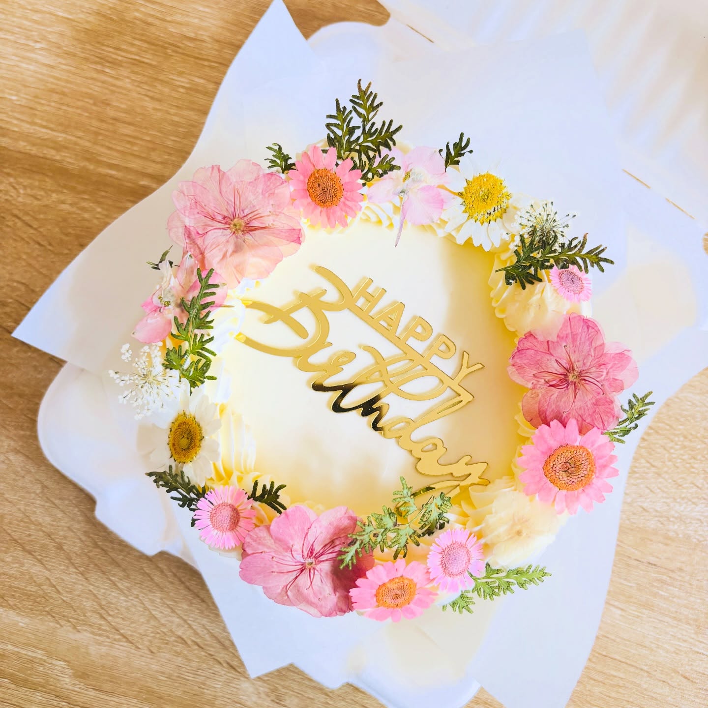 Happy Birthday ma petite Caro de @carolinetaylor.osteo
#bentocake #happybirthdaycake #flowercake #cake #birthdaycake