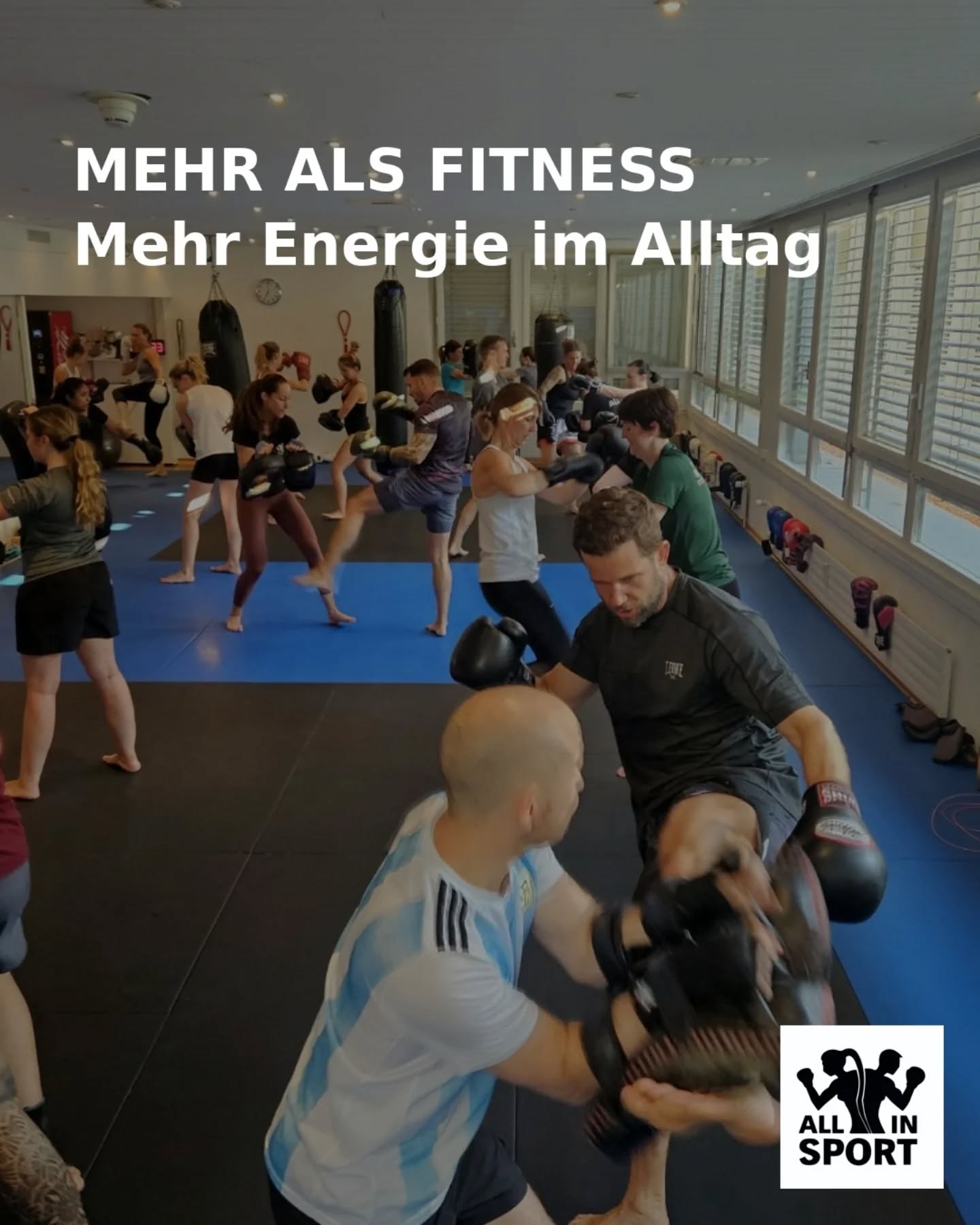MEHR ALS FITNESS – TEIL 5
Warum trainieren wir?
Damit sich der Alltag leichter anfühlt 💫
In unserer Serie *MEHR ALS FITNESS* zeigen wir echte Geschichten aus unserem Training 🦸🏻♂️🥰
Ein Teilnehmer hat uns erzählt, dass er früher nach der Arbeit oft komplett ausgelaugt war.
Heute kommt er trotzdem ins Training – und geht danach mit mehr Energie und einem viel klareren Kopf nach Hause, als er gekommen ist 🤸🏻♂️
Training verändert nicht nur den Körper.
Es verändert, wie du dich jeden Tag fühlst 💯
Mehr Energie.
Mehr Fokus.
Mehr Belastbarkeit.
Und genau das macht den Unterschied 🤝🏻
Nicht nur im Training.
Sondern im ganzen Leben 📈
Merci öich für settigi Rückmäudige, das motiviert üs sehr! 😊
#mehralsfitness #energie #alltag #fitness #allincommunity
