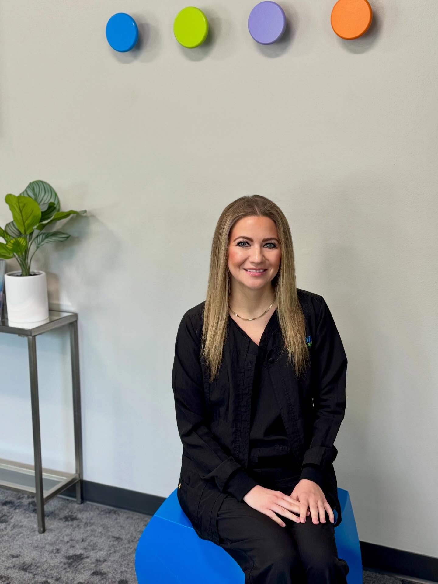 Let’s give a warm 🩶 welcome to our new front office coordinator, Laurel! 🤓 We were so pleased she chose to join our team despite being brand new to the dental field. Laurel brings a wealth of detail oriented leadership skills to the position and she’s been hard at the work the last two days learning the ropes from Lindsey and Kaylee. Be sure to say hello 👋🏼 at your next appointment! #lohrfamilydentistry #drlohrdds #coodinatorlaurel #welcome #transitions