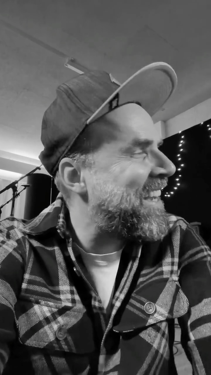 De Massimo het de Marco gfrogt, wo er gsi isch, wo er vom Trio ghört het und was er dänkt het…
Und sini Antwort? 😄
1. Wie geil isch es, mit em Massi z’spiele
2. Wie geil isch es, endlich mal mit mir z’spiele
3. Und überhaupt: wie geil isch es, es Trio z’ha
…und denn het er vor Freud e Fläsche Champagner ufgmacht
und sich die über de Chopf gleert 🍾
(ok… villicht nöd ganz 😄)
Aber so oder so:
d’Freud isch real.
👉 „isbluemestilli“ jetzt dusse
#adriansterntrio