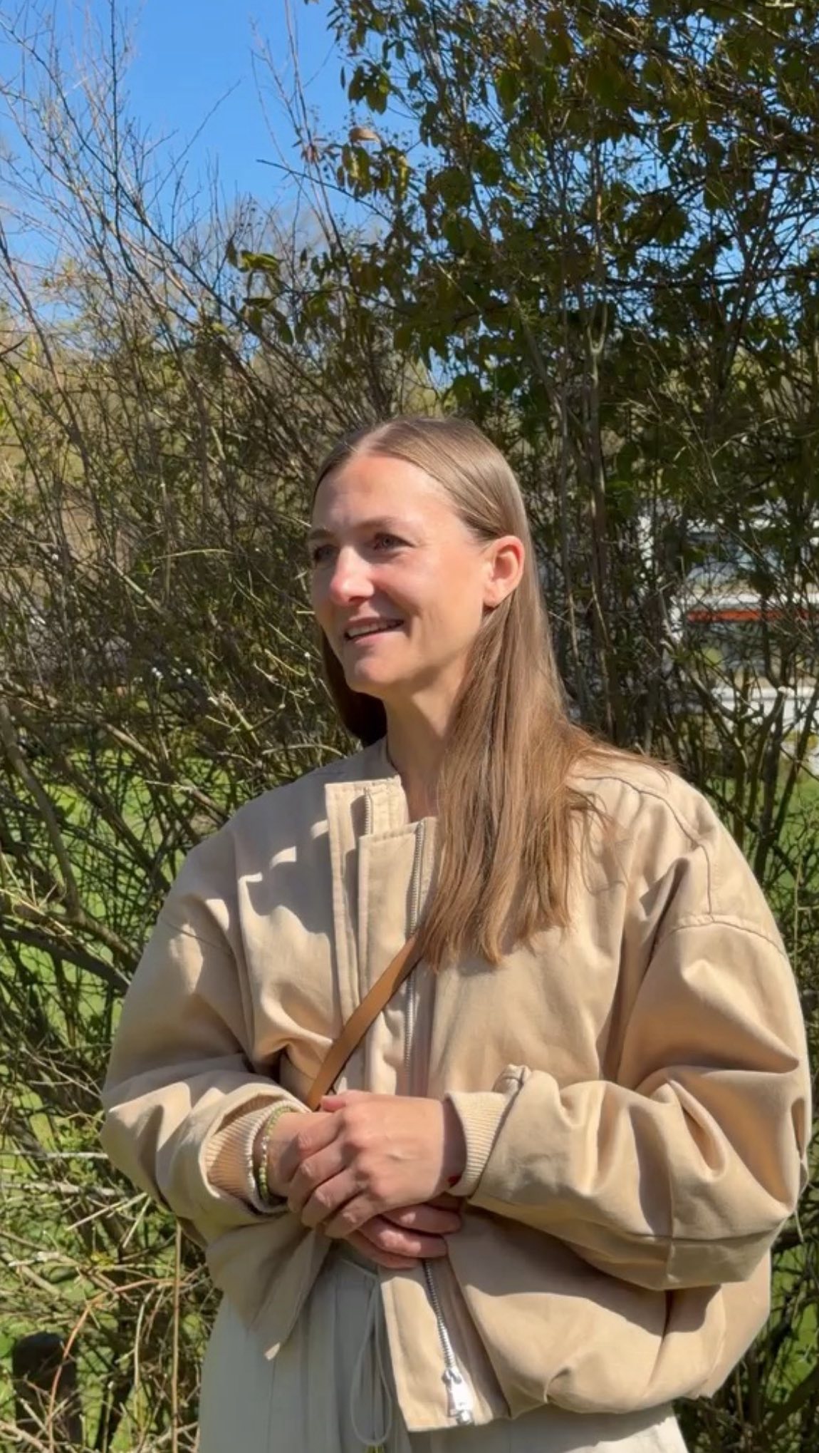 Tanz in den Mai oder Beltane Ritual
Sammel in deinem Garten oder bei einem Spaziergang den Gundermann und mach daraus einen Blumenkranz für den Kopf oder als Armband. Gehe dadurch in Verbindung zu diesem schönen Jahreskreis fest und in Verbindung mit Mutternatur.
#beltane
#blumenkranz
#natur
#kräuterpädagogin
#ritual
