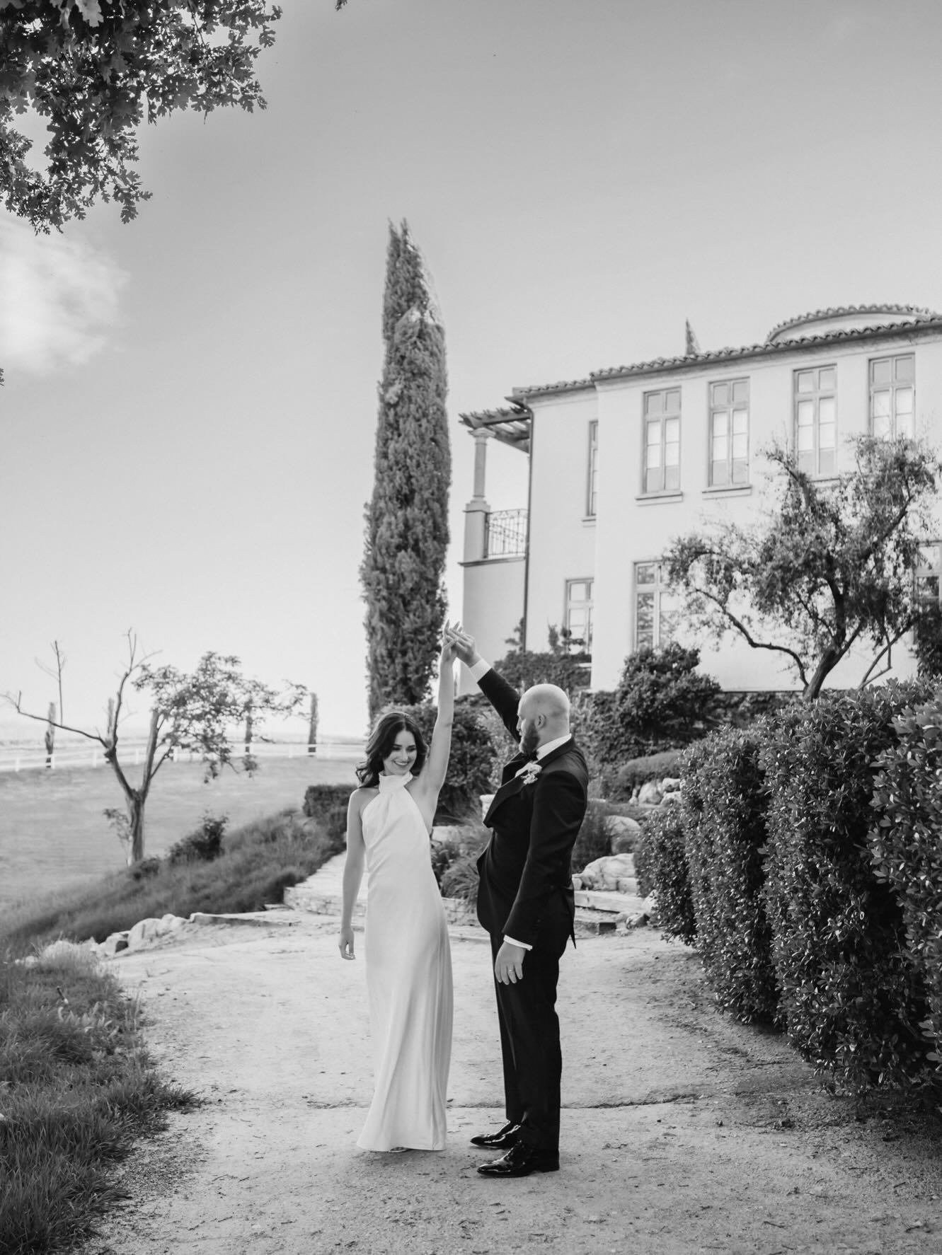 Happy 2 Year Anniversary Carly & Trent!
Venue: @calipasowineryandvilla
Photography: @burlapandoakphoto
Coordinator: @mirandanordevents
Floral: @lori_boe_floral
Beauty: @jamiee.holloway @j.beauty.designs @salonheritage @tyleriekki @beautybytyler__
Rentals: @slopartyrentals
Dj: @djdamiancamacho
Cake: @bris_sweet_retreat
Donuts: @slodoco
Catering @calipasowineryandvilla
Content Creator: @signaturesnaps.ca
Wedding day at Cali Paso Winery and Villa.