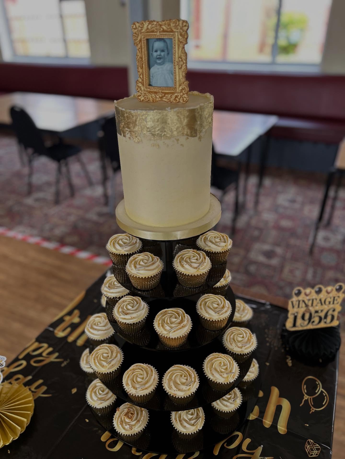 A truly special cake for a beautiful 70th celebration ✨
Featuring the birthday girl as a baby, captured in an edible frame as the cake topper – a little throwback to where it all began
Paired with cupcakes in gold cases, finished with delicate gold sprinkles for that extra touch of elegance
A celebration of 70 wonderful years 💛
#70thBirthday #CelebrationCake #BespokeCake #CupcakeDesign #LuxuryCakes