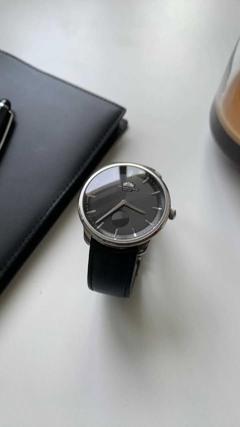 🔹 Offizieller Händler: Jenni Uhren AG
Besuche uns auf 👉 www.jenni-uhren.ch
This is the @carlsuchy Waltz Nr1
Perfect for a lazy Sunday not needing to track time and to simply just enjoy.
Have you spotted the small seconds disc?
#carlsuchy #indepedentwatchmaking #indiewatch #carlsuchywaltz #watchmaking