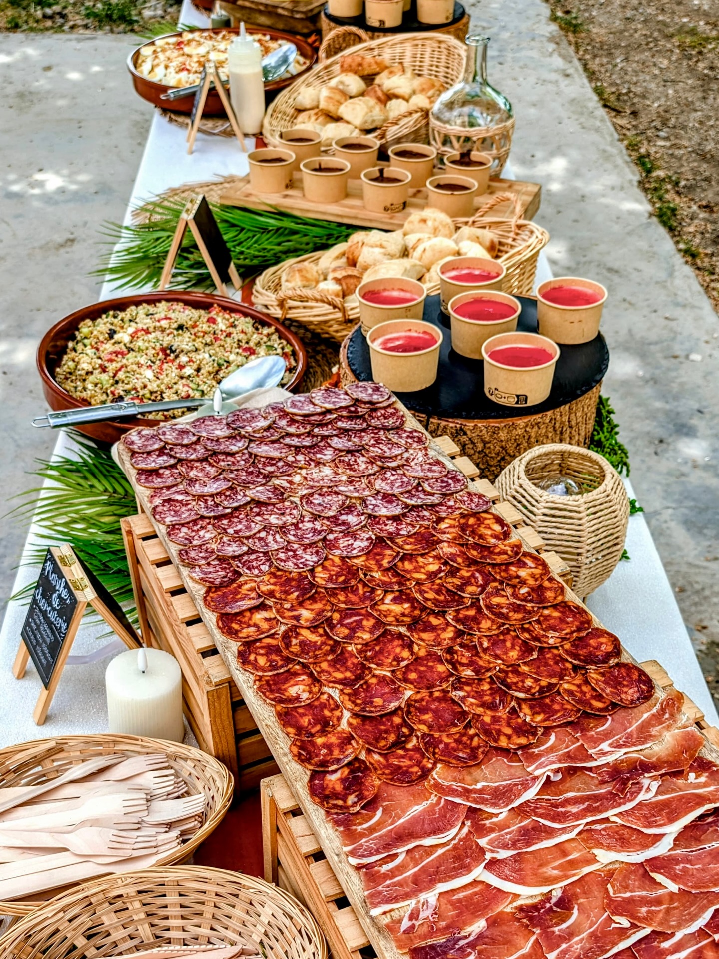 Retour en images sur notre prestation de 2 jours au @domainelaclausade pour l’entreprise Quantom :
✨ Jour 1 – Soirée conviviale
Au menu :
🌶️ Pimientos de Padrón et tapenades
🥘 Paella mixte
🍰 Desserts maison : tiramisu, panna cotta & mousse au chocolat
☀️ Jour 2 – Brunch
🥗 Salade César & salade grecque
🥓 Planches de charcuteries ibériques
🧀 Planches de fromages AOP
🍮 Et bien sûr… les desserts maison qu’on aime tant
Un immense merci à Quantom pour leur confiance sur ces deux jours d’événement ❤️
#traiteurevenementiel #montpellier #montpellierfood #spanishfood #paellalovers