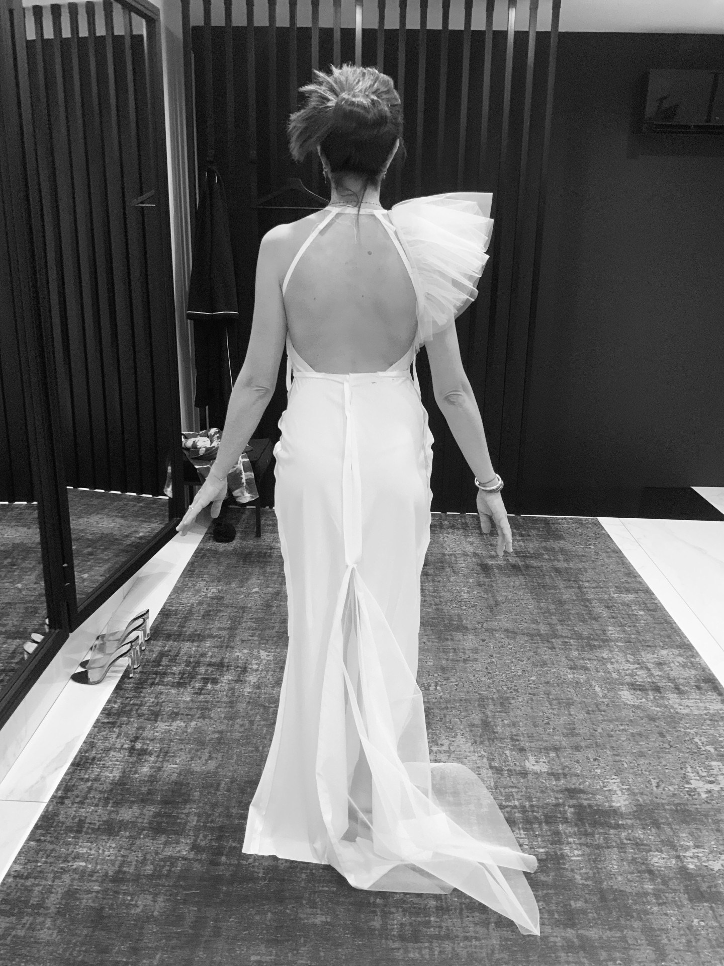 DANS LES COULISSES 10/? ✨
Bienvenue dans la cabine d’essayage de Virginie pour la confection de sa robe de mariée sur-mesure et personnalisée !
Photo 1. Après avoir choisi le modèle Niki qui servira de base pour sa robe, j’ai pris ses mesures et nous voilà en plein premier essayage technique : je viens mouler la robe en toile sur le corps de Virginie.
Photo 2 & 3 : 2eme essayage technique dans sa matière, pour marquer les retouches et les ajustements nécessaire pour une robe de mariée sur mesure ! On découvre les premières applications de broderie qui viennent jouer avec la transparence...
Photo 4 & 5 : 3eme et dernier essayage technique, découverte des dernières applications de broderie qui ont été méticuleusement cousues et de la pose du galon perles de finition. C'est l'heure des dernières vérifications avant le départ....
Photo 6, 7, & 8 : La sublime @videttori lors de son mariage et les très belles photos de @zartfilmsproduction !
Mille merci à elle pour sa confiance et à très vite pour de nouvelles aventures dans les coulisses de l'atelier-boutique Manon Gontero.
📍 Je suis Manon Gontero, créatrice de robes de mariée depuis plus de 15 ans et je t'accompagne, avec mon expertise, du premier essayage jusqu'au jour J !
#creatricerobedemariee #coulisses #etapesconfection #weddingdress #artisanat