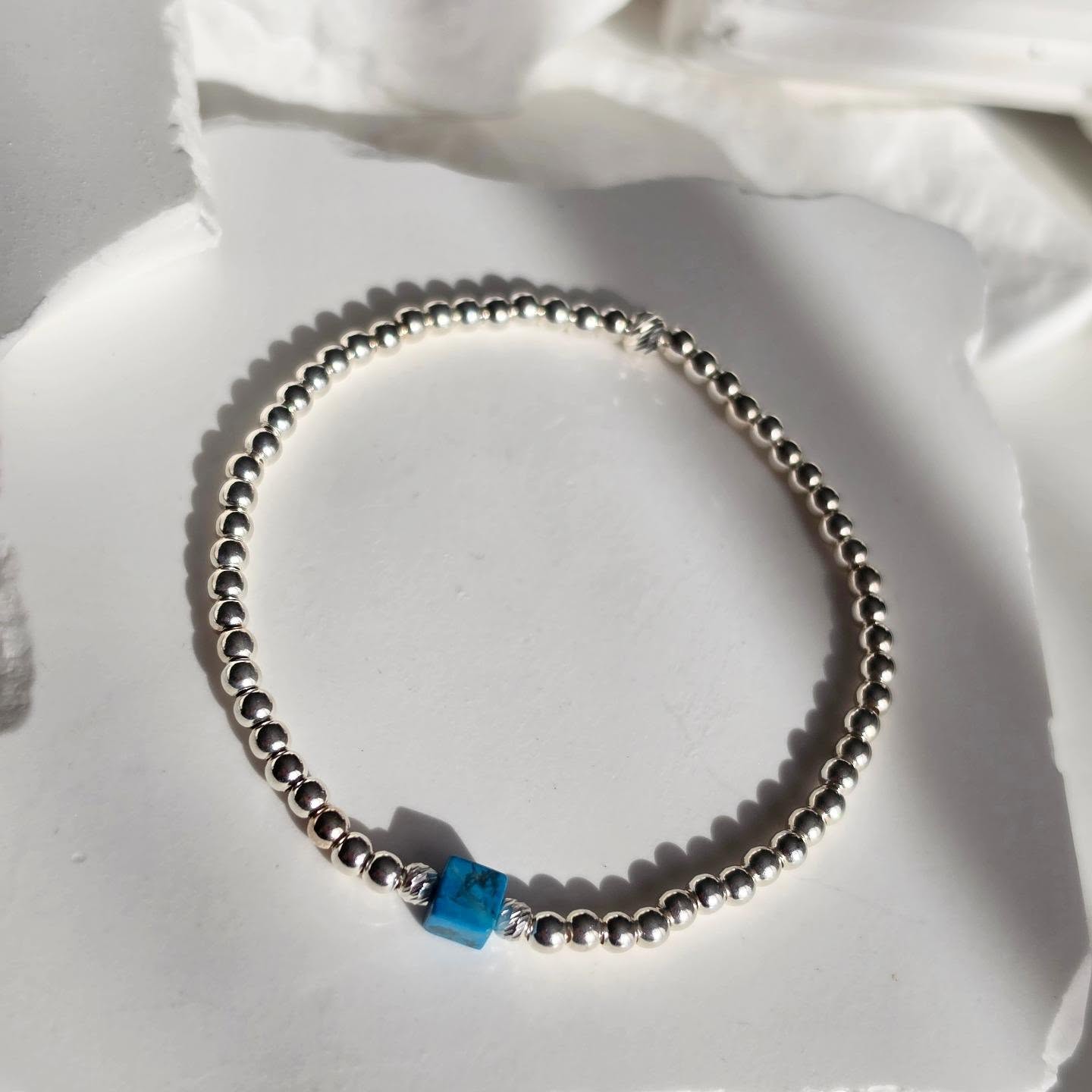 Eleganz in ihrer schlichtesten Form ✨
Feines Armband aus hochwertigen, 925 Silberperlen – veredelt mit einem edlen türkisfarbenen Akzent, der für einen Hauch von Frische und Individualität sorgt 💎 Perfekt für jeden Anlass: ob im Alltag oder als stilvolles Detail für besondere Momente. Minimalistisch, zeitlos und dennoch ein echter Blickfang.
• Hochwertiges 925 Sterling Silber
• Länge: 17 cm
• Turquoiseedelstein
Ein kleines Detail mit grosser Wirkung.
#armband #schmuckliebe #minimalistisch #handgemacht #turquoisejewelry