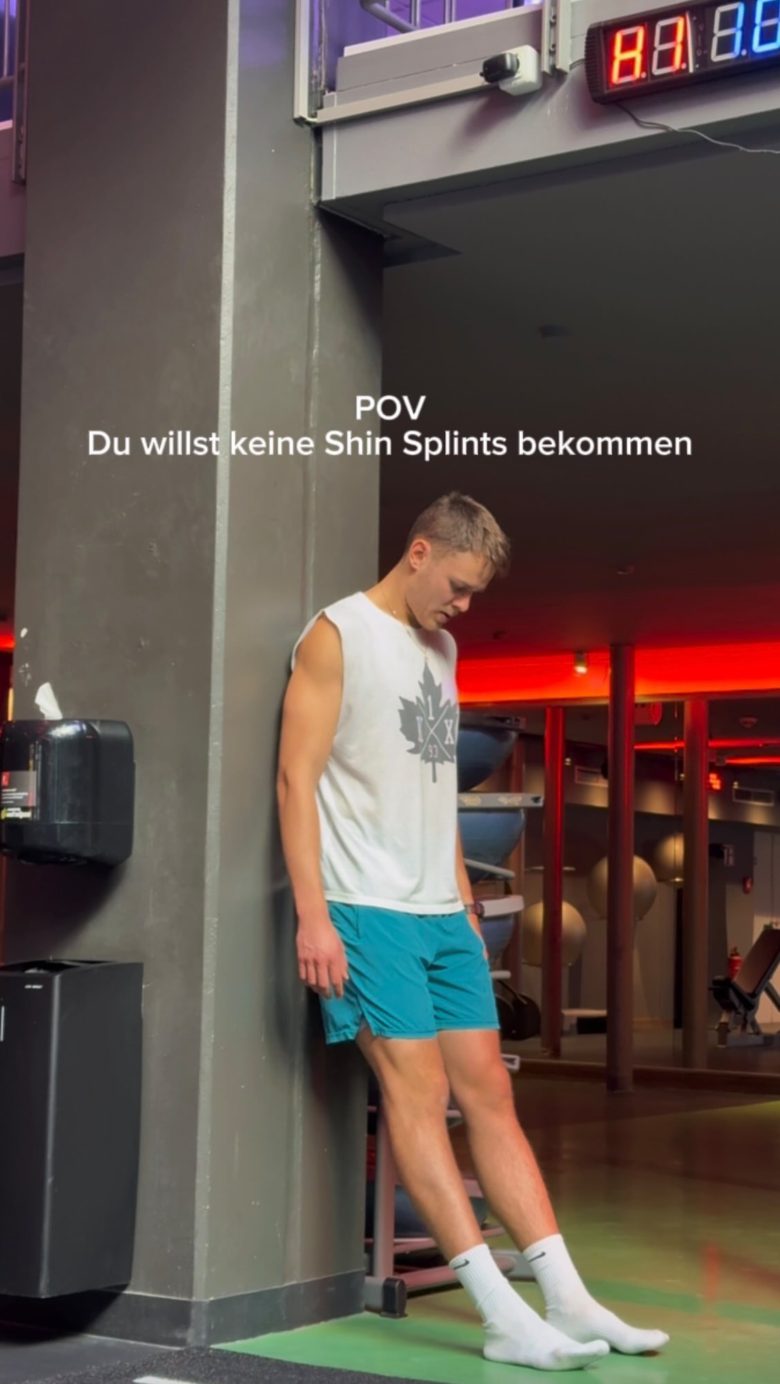 Ein Ansatz um Shin Splints anzugehen.
‼️ Shin Splints is eigentlich ein Begriff, der falsch ist. Aber es wissen halt alle was gemeint ist. Man muss unterscheiden zwischen Knochen-Fraktur oder Überlastung.
Auch deshalb gibt es keine Lösung Diederich alle gleichermaßen funktioniert und vieles spielt hier mit rein.
Ganz bewusst heißt dieses Video nicht wie alle anderen hier auf Instagram: „mache diese 6 Übungen und deine Shin Splints sind weg”. Denn so einfach ist es nicht.
In diesem Video seht ihr Übungen die verschiedene Ziele haben:
- Bewegungsradius im Sprunggelenk/ Zeh Gelenk
- Zehen und Fuß Kontrolle
- Stärkung von Tibialias Anterior und Posterior
- Aktiv die Wölbung im Fuß kreieren
- Kraft in der Plantarflexion
Natürlich gibt es zu jeder Übung noch zahlreiche Ergänzungen.
Deswegen ist das auch erstmal „nur” ein Start.
Am besten kann man es fast als Assessment sehen. Wenn du bei einer Übung ganz besonders merkst, sie nicht hinzubekommen, schwach zu sein oder keine Mobilität zu haben, ist das ein Anhaltspunkt um weiter zu machen.