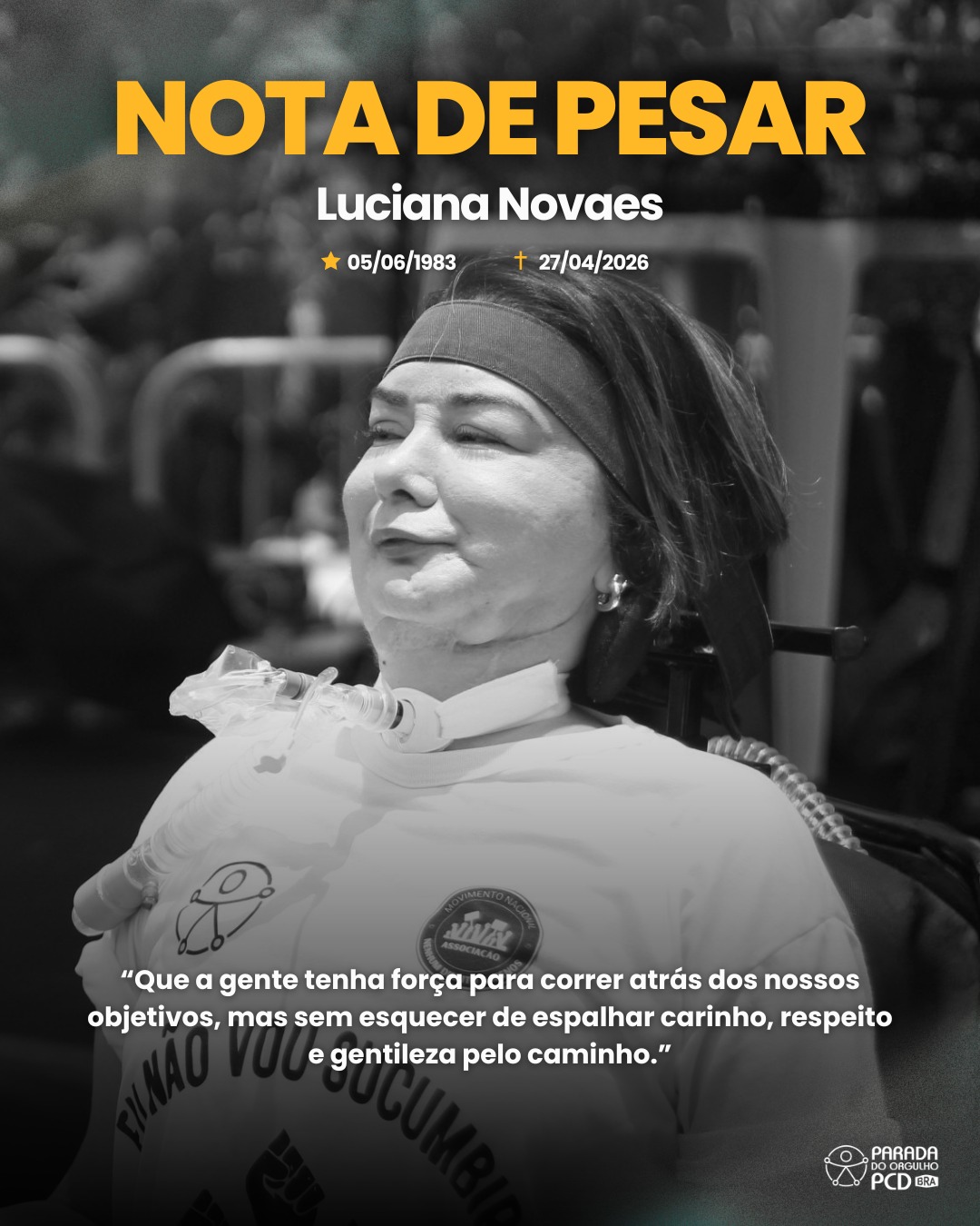 A Parada do Orgulho PcD Brasil lamenta profundamente a morte de Luciana Novaes, ocorrida em 27 de abril de 2026.
Luciana tinha 42 anos. Era vereadora pelo terceiro mandato na Câmara Municipal do Rio de Janeiro. Mulher pública, defensora de direitos e símbolo de resistência. Chegou à política por um caminho que tantas pessoas com deficiência conhecem: pelo corpo que a violência tentou calar, excluir e limitar.
Em 2003, cursava enfermagem quando foi atingida por uma bala perdida dentro do campus da Estácio de Sá. Ficou tetraplégica e passou a depender de ventilação mecânica. Disseram que suas chances de sobreviver eram mínimas. Mas Luciana permaneceu. Permaneceu viva. Permaneceu firme. Permaneceu lutando.
Reconstruiu a própria vida em uma sociedade que insiste em erguer barreiras. Formou-se em Serviço Social, fez pós-graduação e seguiu adiante quando muitos esperavam o contrário. Em 2016, após insistir no direito de ocupar espaços de poder, foi eleita a primeira vereadora tetraplégica do Rio de Janeiro.
Luciana transformou dor em luta coletiva. Transformou exclusão em presença. Transformou violência em mandato. Atuou pela acessibilidade, pela inclusão e pela garantia de direitos. Cobrou políticas públicas, fiscalizou, legislou e mostrou que pessoas com deficiência não nasceram para assistir de longe, mas para decidir, construir e liderar.
Sua trajetória denuncia um país onde a violência atravessa corpos e territórios, e onde muitas vezes a deficiência chega sem que o acesso chegue junto. Mas sua vida também anuncia outro caminho: o da coragem, da dignidade e da transformação.
Luciana ocupou lugares que tentaram negar a ela. E ao ocupar, abriu portas para muitas outras pessoas. Seu legado permanece em cada rampa conquistada, em cada direito defendido, em cada pessoa com deficiência que se reconhece capaz de existir plenamente nos espaços de poder.
A Parada do Orgulho PcD Brasil se solidariza com familiares, amizades, equipe de mandato e todas as pessoas que caminharam ao lado de Luciana Novaes.
Seguiremos a luta que ela ajudou a construir.
Descanse em paz, Luciana. Sua memória seguirá abrindo caminhos. 🖤
#ParaQueVejam: esse post possui #audiodescrição.