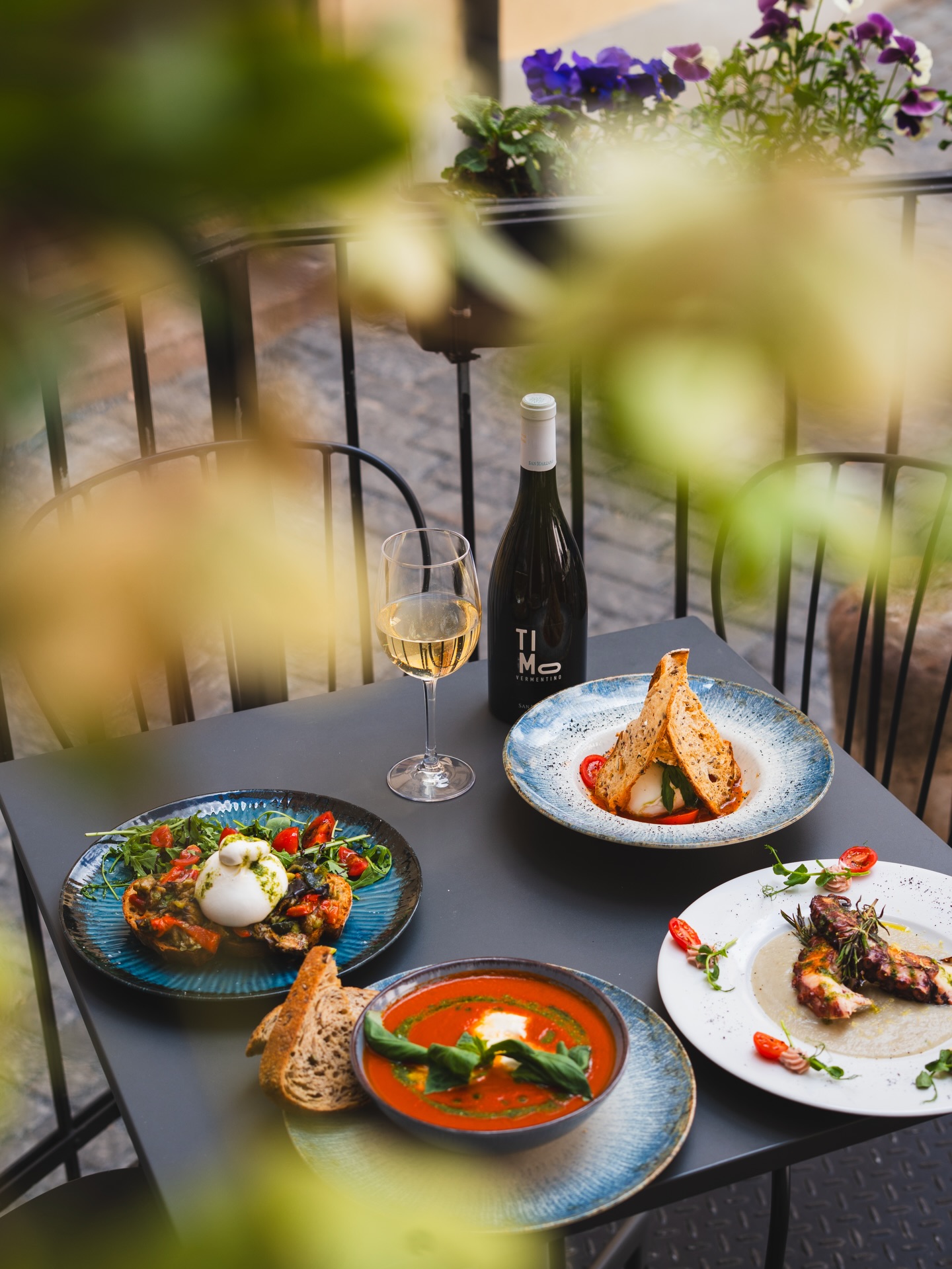 Warm days are calling for terrace, enjoy your food under the sun at @loremalastrana