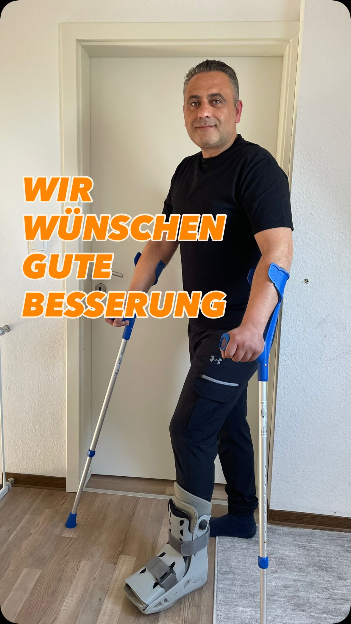 1,5 t.
Nur für einen Moment – und plötzlich ist alles anders.
Nach einem schweren, nicht selbstverschuldeten Arbeitsunfall ist unser Kollege und Fliesenleger Festim seit über sechs Wochen arbeitsunfähig und kann noch immer nicht richtig laufen. 🏥
Seine Kollegen vermissen ihn sehr – als Mensch und als Teil unseres Teams. 🤝
Mit diesem Video möchten wir dir einfach sagen:
Wir denken an dich, wünschen dir weiterhin viel Kraft und freuen uns auf den Tag, an dem du wieder bei uns bist. ❤️💪