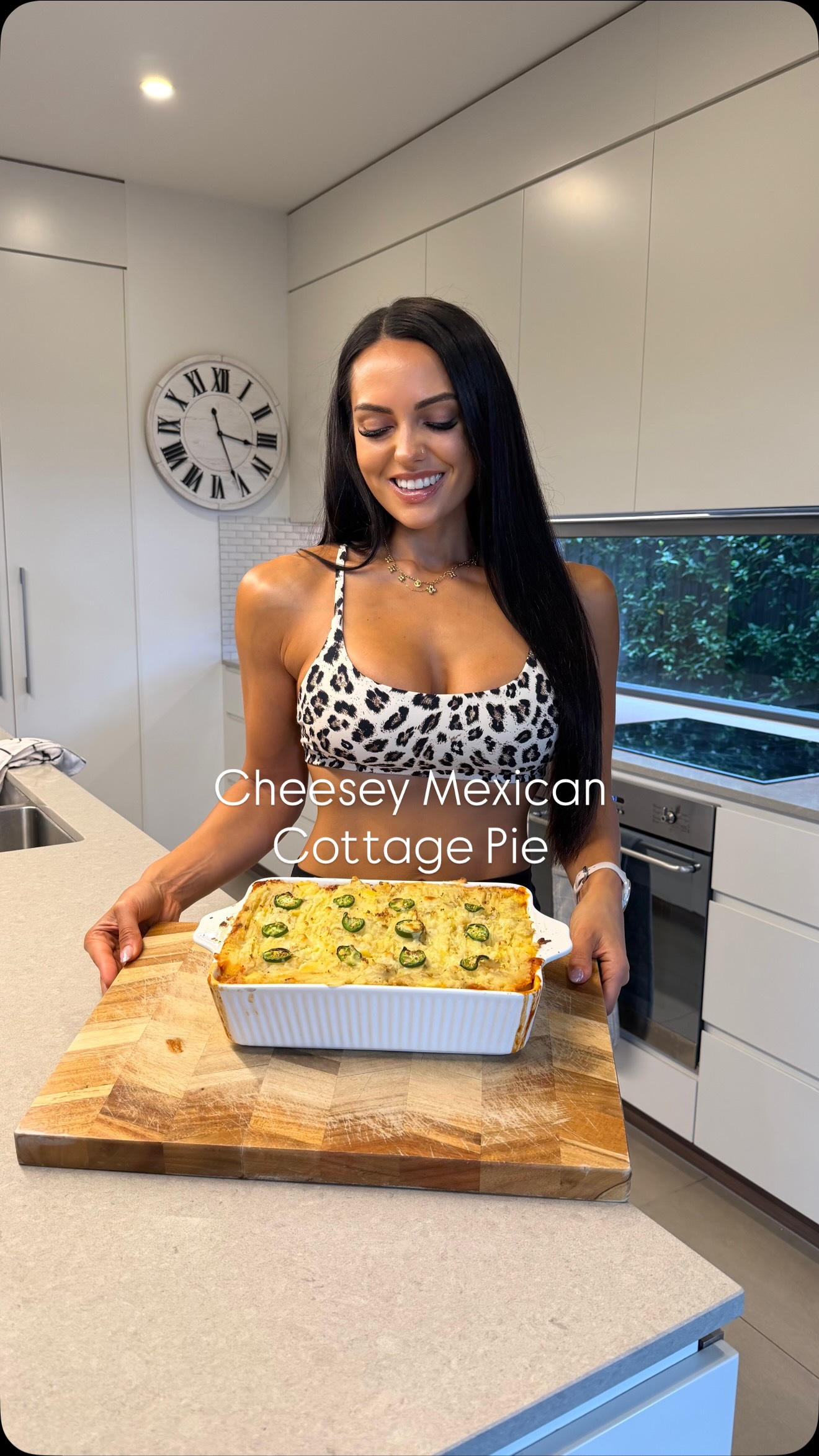 Cheesy Mexican Cottage Pie 😏
A family friendly recipe that is set to please everyone 👏🏼
Just added this to my recipe library… I LOVE creating yummy recipes that are simple, high protein and actually enjoyable 🤍
Ingredients 👇
Red capsicum
Yellow capsicum
Onion
Extra lean beef mince
Mingle taco seasoning
Low carb potatoes
Jalapeño
Light mozzarella cheese
Canned tomatoes
Serves 4
Macros – 33C / 34P / 5F – 315 calories
Simple, comforting and perfect for meal prep or busy weeknights 🤤
Like + save and keep following @laragyanutrition for more easy meal prep ideas ✨
#highproteinmeals #mealprepideas #easyrecipes