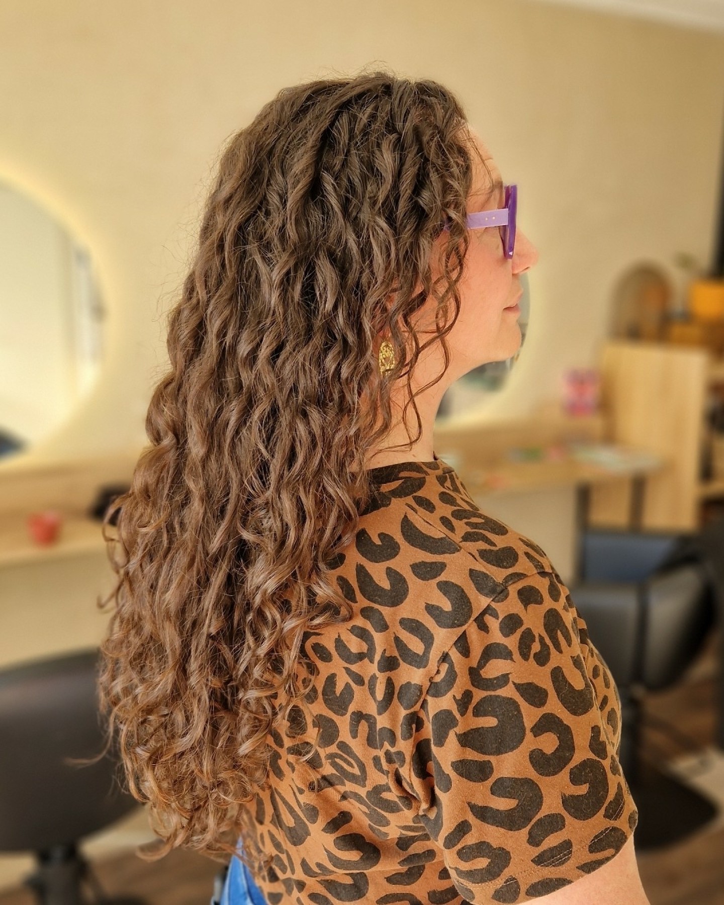Des longueurs XXL, mais une structure repensée ✨
On remonte les boucles, on travaille le volume et on redonne du mouvement sur toute la chevelure 🌿
Résultat : plus de vie, plus de relief !